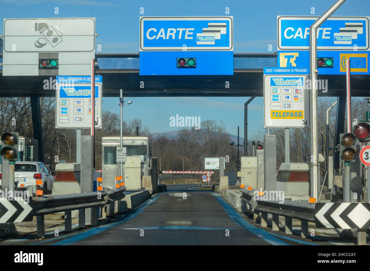 Autoroute Milan A8 Milano Laghi, Italie - décembre 26th 2021 abonnement  automatique Telepass voies jaunes pour la conduite sans escale et carte de  crédit bleue Photo Stock - Alamy