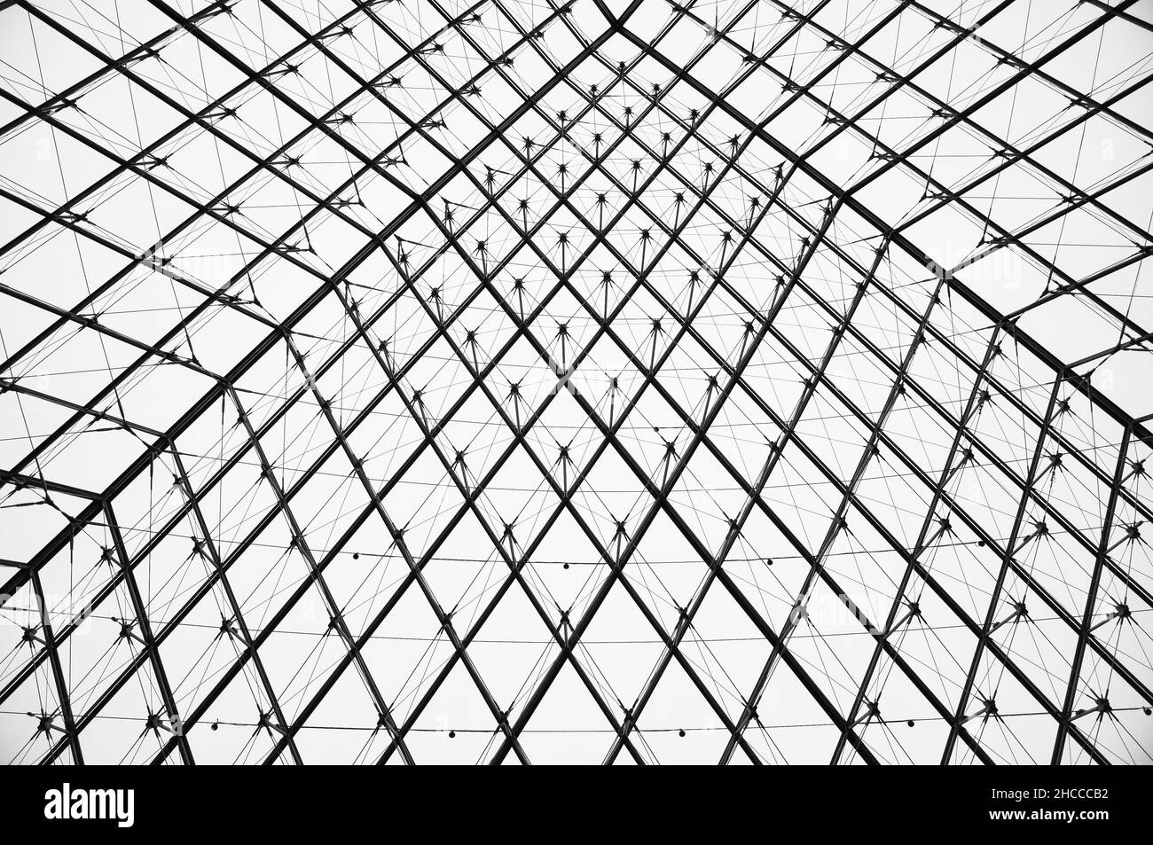 Vue magnifique sur la pyramide abstraite métal et verre à l'intérieur du musée du Louvre à Paris Banque D'Images