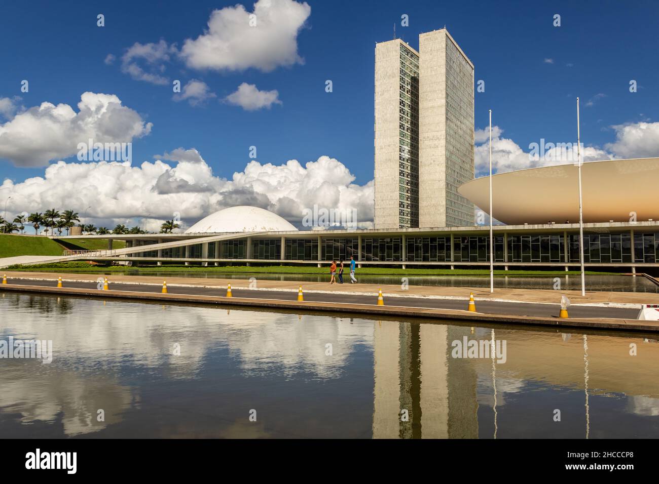 Brasilia, District fédéral, Brésil – 25 décembre 2021 : Palais national des congrès par temps clair et ciel nuageux. Banque D'Images