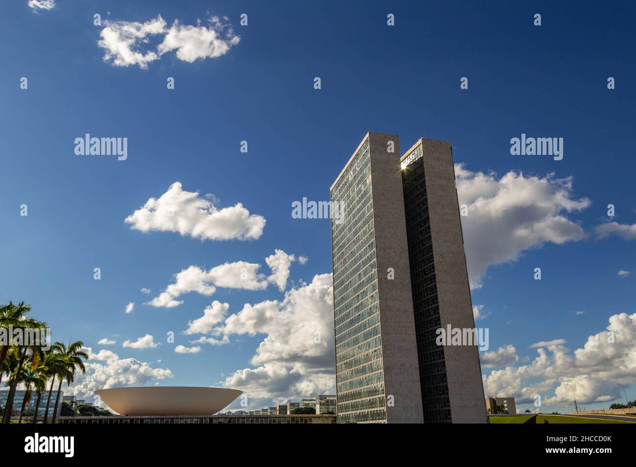 Brasilia, District fédéral, Brésil – 25 décembre 2021 : Palais national des congrès par temps clair et ciel nuageux. Banque D'Images