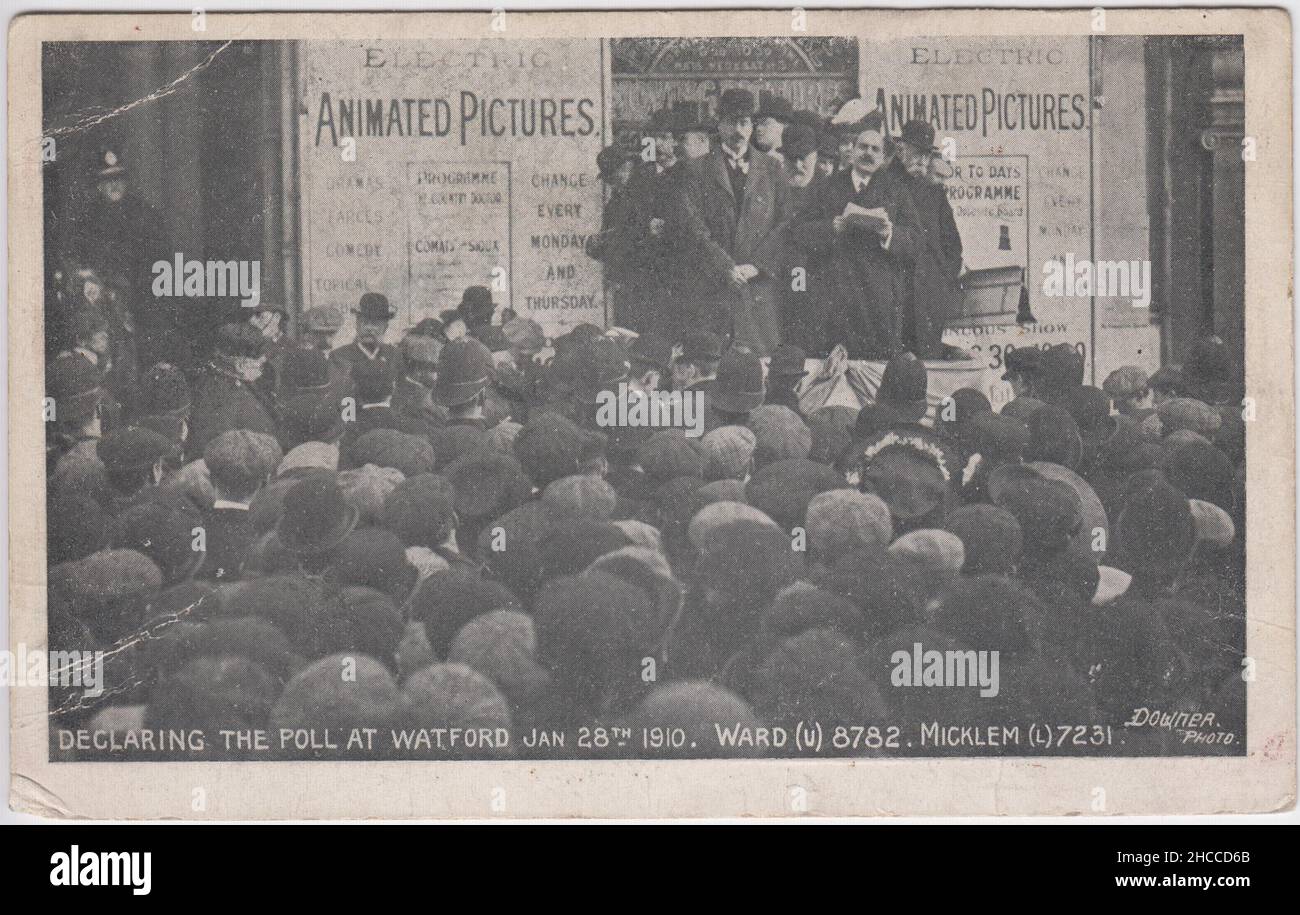 « The Poll at Watford », 28th janvier 1910 : une foule s'est rassemblée à l'extérieur d'un cinéma (publicité « images animées électriques ») pour entendre les résultats de l'élection générale.Le candidat conservateur Arnold Ward a battu le candidat libéral Nathaniel Micklem Banque D'Images