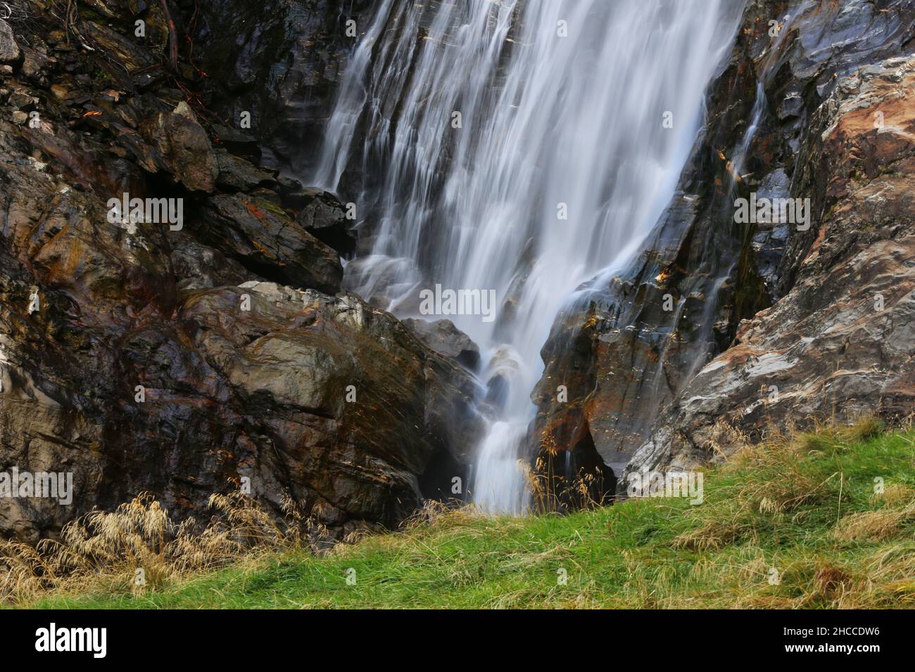 Wasserfall, Dolomiten, Südtirol, tosendes wildes Wasser stürzt von dem Berg und den Felsen herunter Banque D'Images