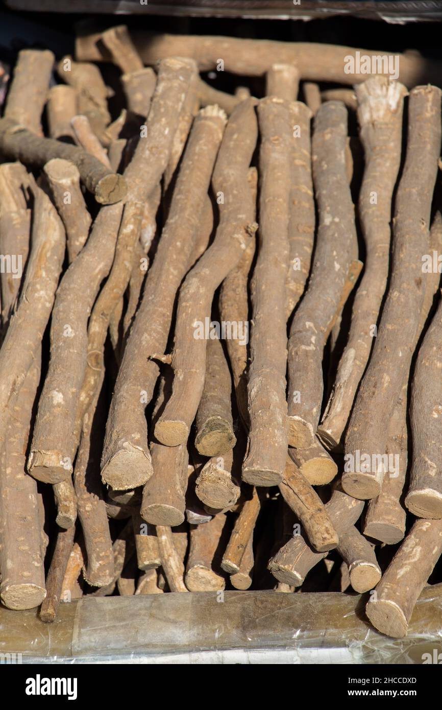 Prise de vue en grand angle de nombreux bâtons de miswak utilisés pour la santé bucco-dentaire et dentaire Banque D'Images