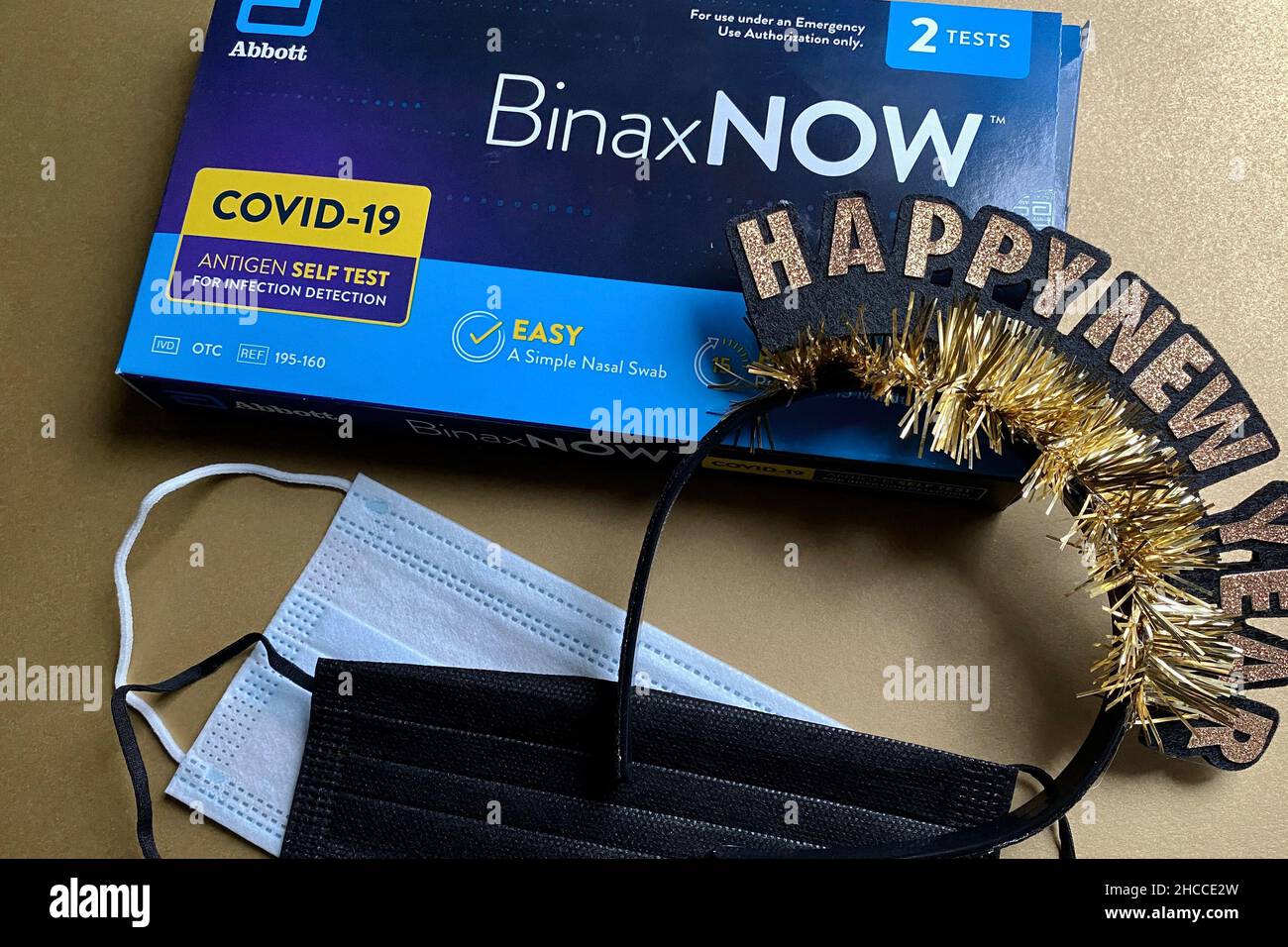 Bonne année 2021 fournitures de partie pendant la cinquième vague de la pandémie COVID-19 et Omicron - masques faciaux, partie tiara, et COVID-19 test rapide Banque D'Images