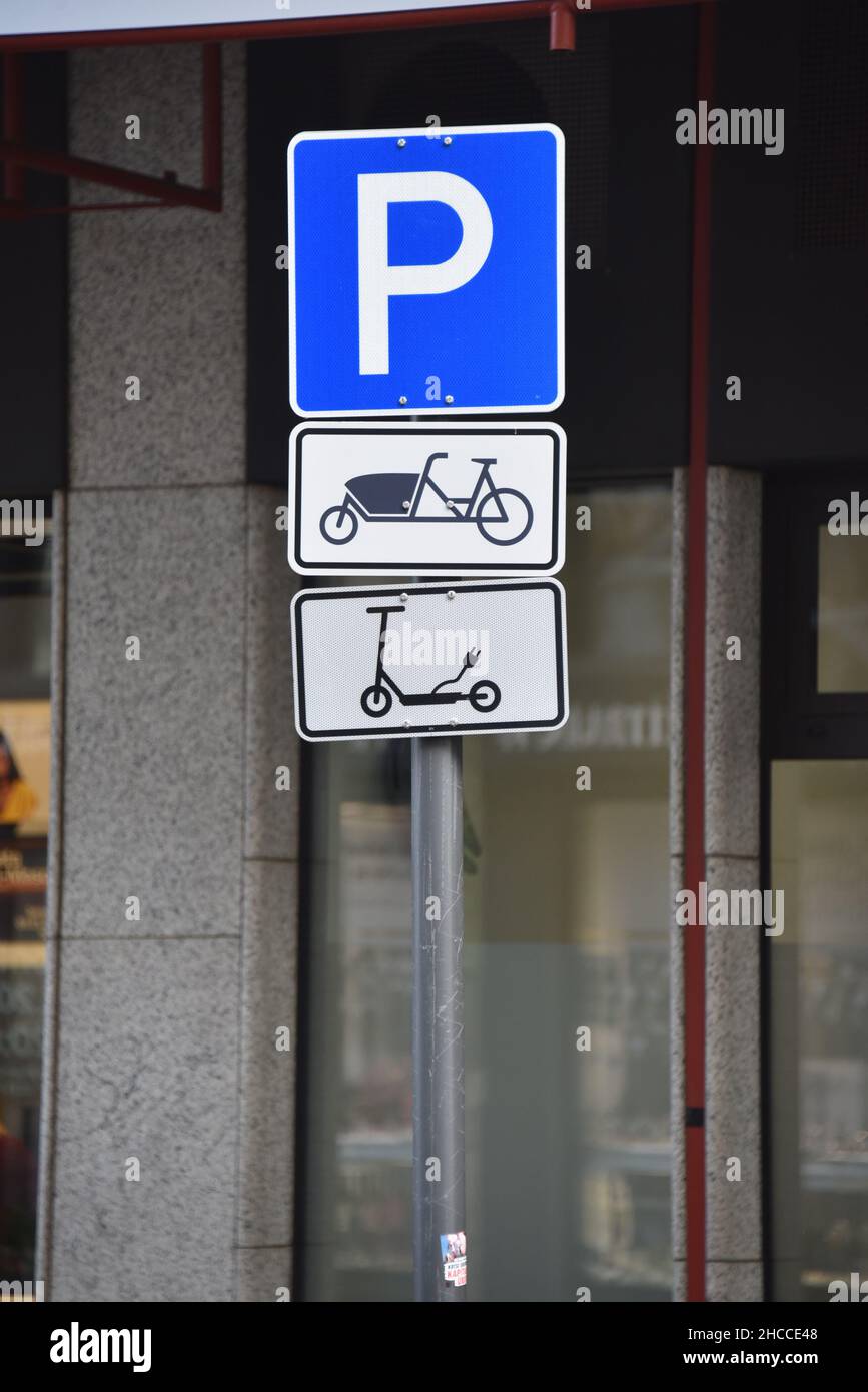 Cologne, Allemagne.27th décembre 2021.Signalisation routière place de stationnement pour les vélos de cargaison et e-scooters crédit: Horst Galuschka/dpa/Horst Galuschka dpa/Alay Live News Banque D'Images