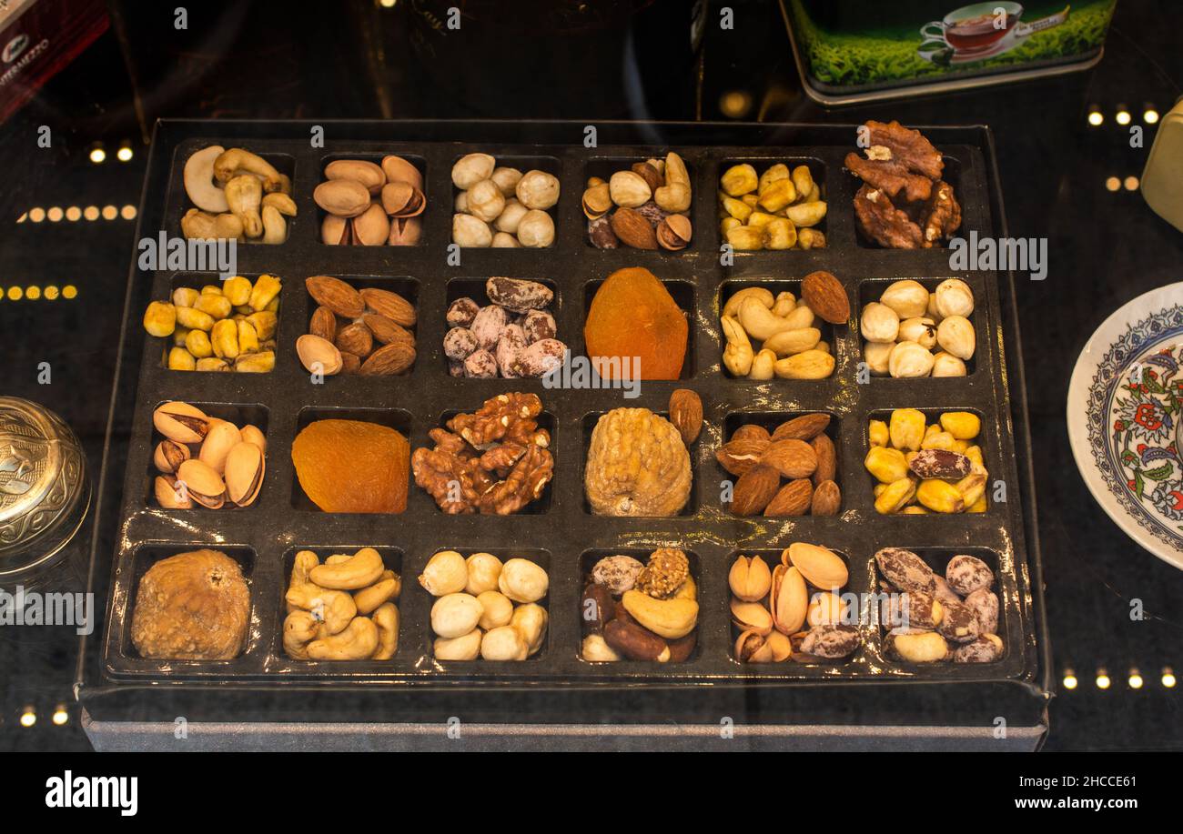 Grand assortiment de noix et de fruits secs dans un récipient séparé Banque D'Images