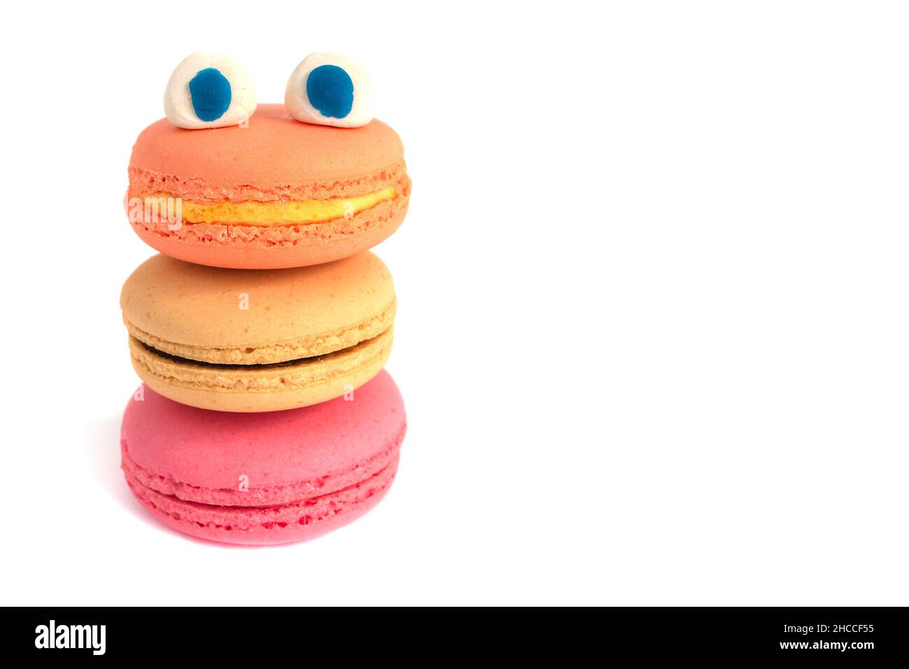 Un monstre drôle avec les yeux faits de macarons.Copier l'espace Banque D'Images