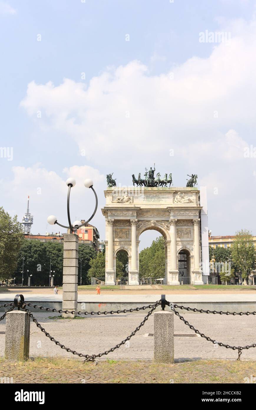 Plan vertical de l'Arc de la paix (Arco Della Pace) contre un ciel nuageux à Milan, en Italie Banque D'Images