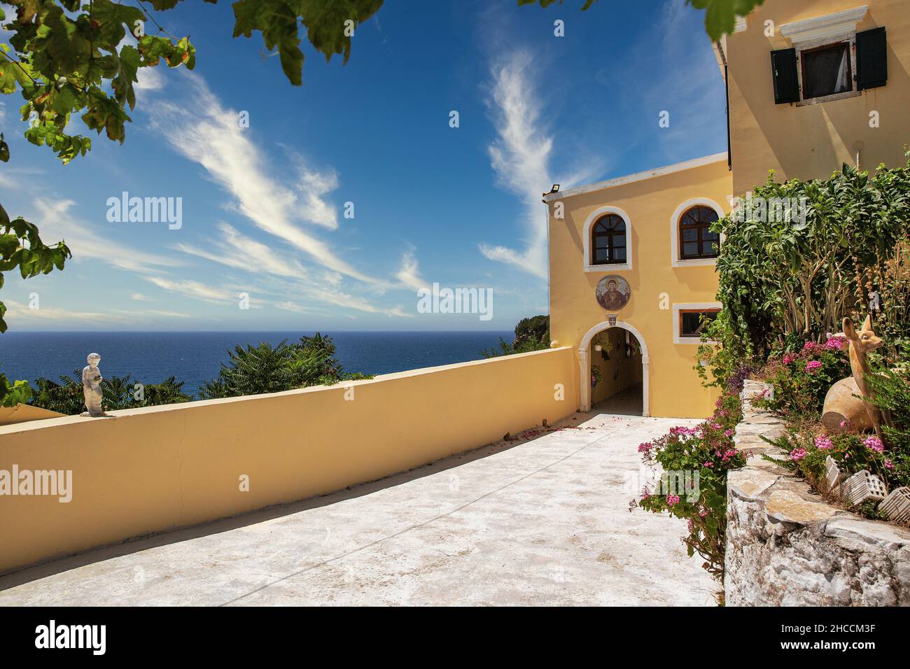 Monastère pittoresque de Mirtiotissas sur la côte ouest de l'île de Corfou, Grèce. Banque D'Images