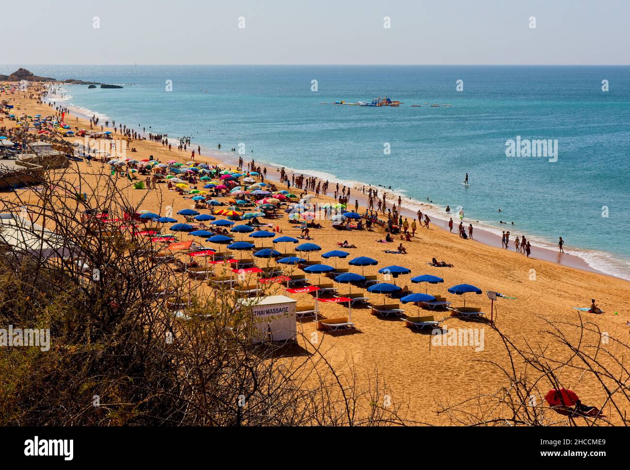 Une plage emballée à Albufeira, prise le 25th juillet 2019 Banque D'Images