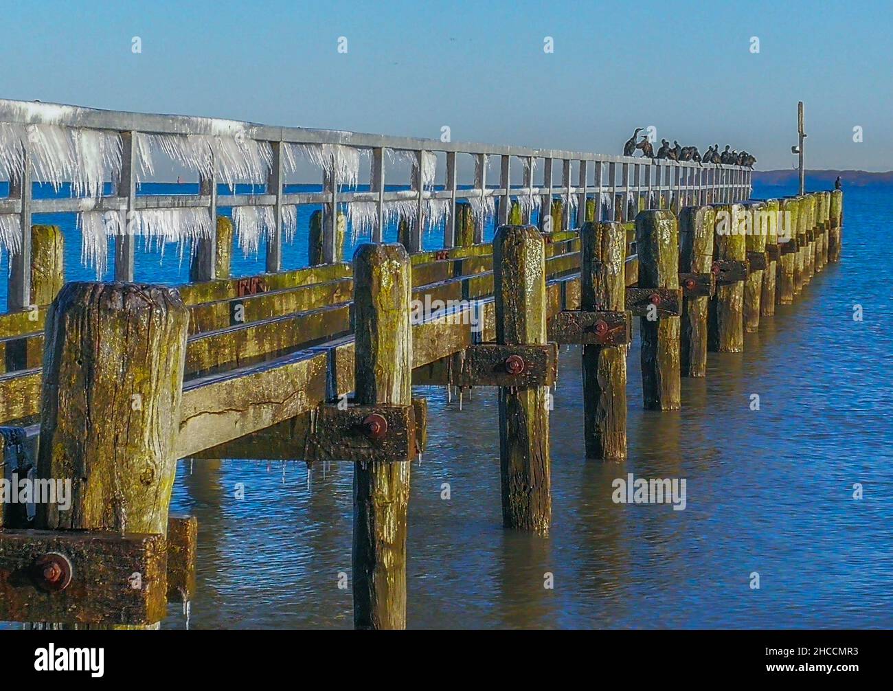 Temps glacé sur un quai de Lübeck-Travemünde, Allemagne Banque D'Images