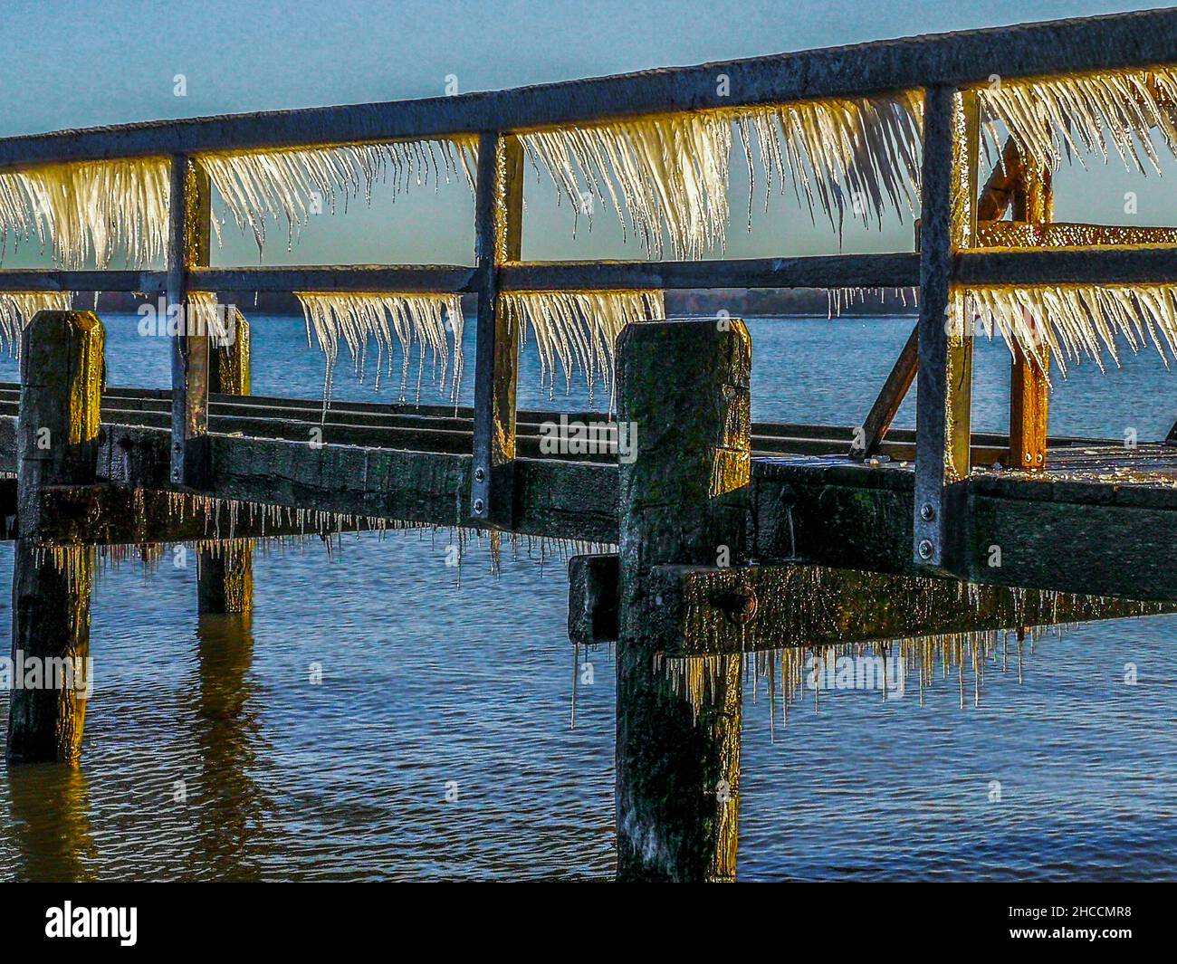 Temps glacé sur un quai de Lübeck-Travemünde, Allemagne Banque D'Images