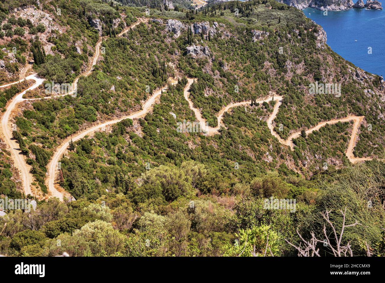 Route courbe dans la vue sur les montagnes depuis le dessus.Paleokastritsa, île de Corfou, Grèce. Banque D'Images