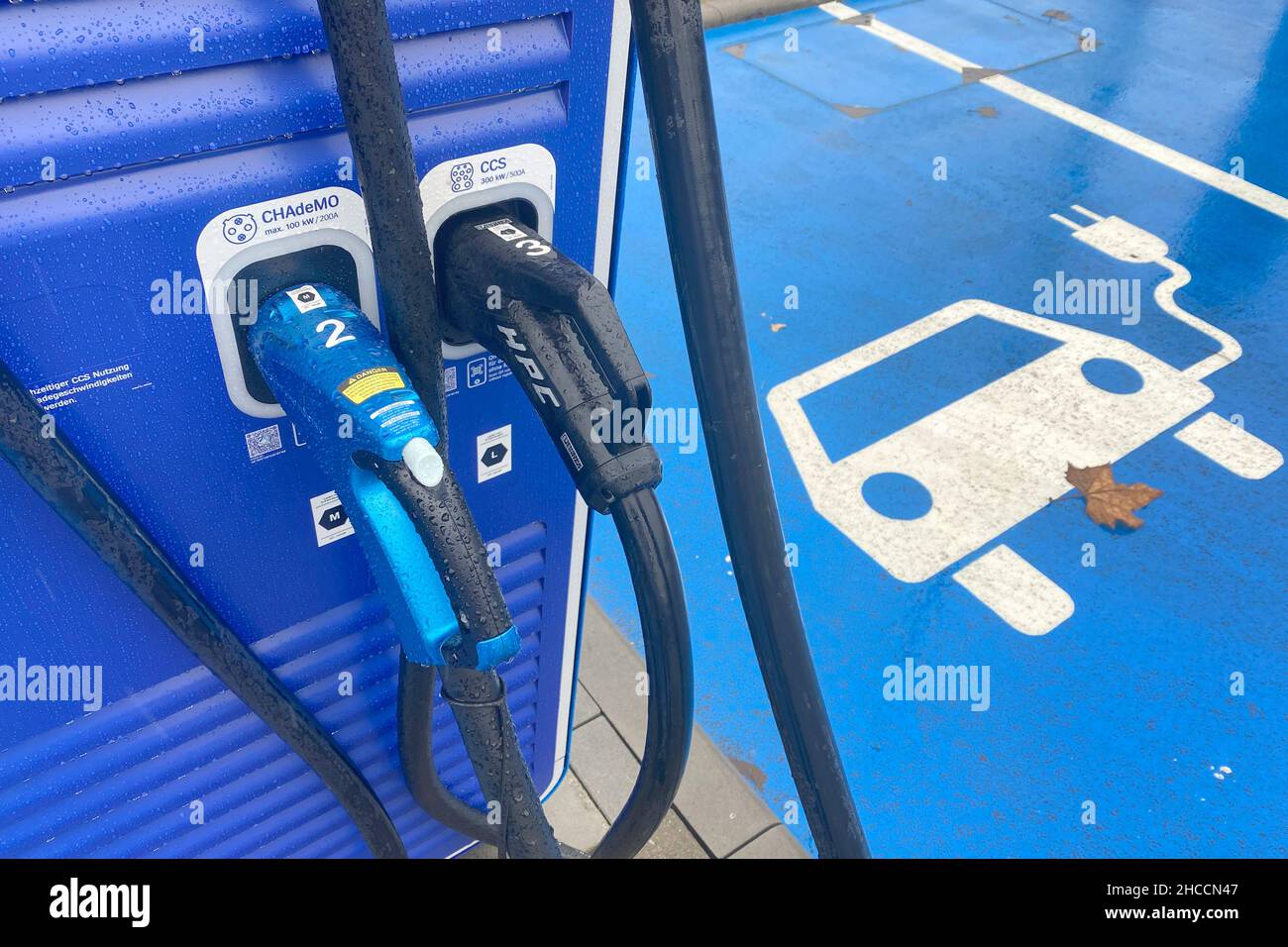 Schleiz, Allemagne.27th décembre 2021.Colonne de charge pour voitures électriques à un arrêt de camion, e-car, deux fiches de charge sont dans une colonne de charge, câble de charge, colonne de charge gratuite, prise de charge, e-mobilité,électrification.Electro-mobilité.Station de charge pour voitures, voitures, automobiles, crédit: dpa/Alay Live News Banque D'Images