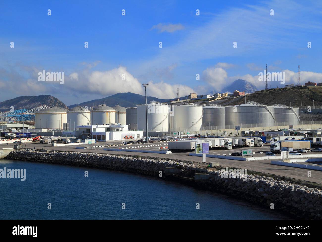 TANGER, MAROC.Dépôts de carburant dans le nouveau port de Tanger Med qui est entré en service en 2007.Il a une capacité de manutention de 9 millions de conteneurs. Banque D'Images