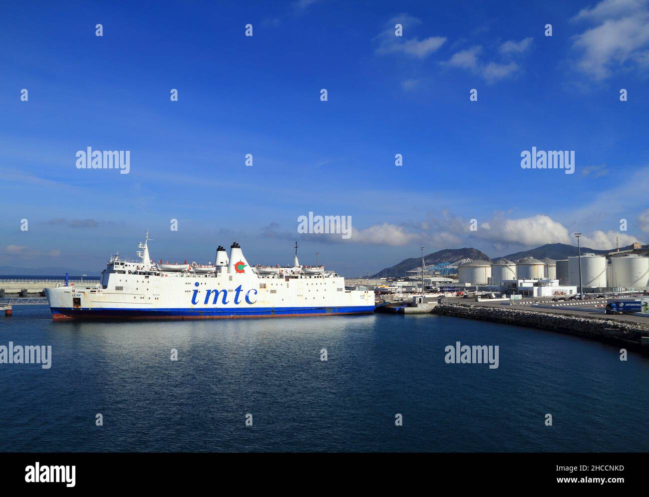TANGER, MAROC.Le traversier a été amarré dans le nouveau port de Tanger Med qui est entré en service en 2007 avec une capacité initiale de 3,5 millions de conteneurs. Banque D'Images