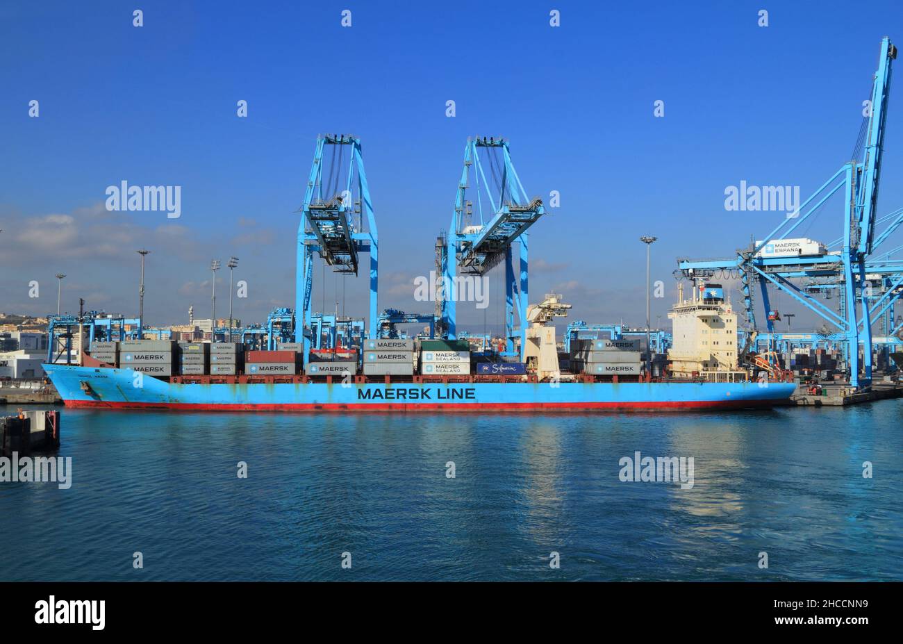 ALGECIRAS, CADIX, ANDALOUSIE, ESPAGNE: Navire à conteneurs chargé dans le port méditerranéen d'Algeciras, le port à conteneurs le plus achalandé en 6th en Europe. Banque D'Images