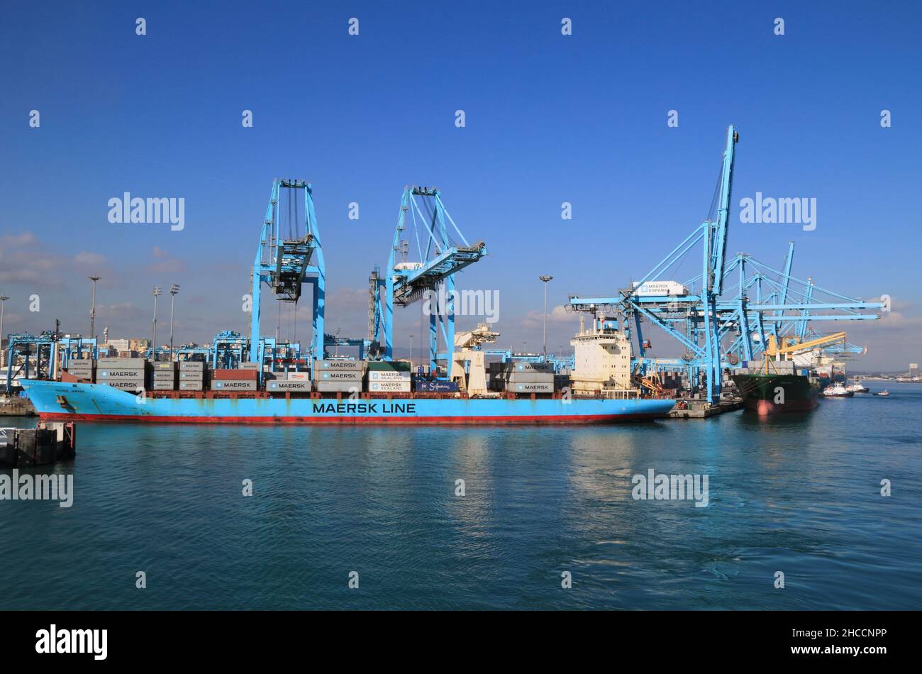 ALGECIRAS, CADIX, ANDALOUSIE, ESPAGNE: Navire à conteneurs chargé dans le port méditerranéen d'Algeciras, le port à conteneurs le plus achalandé en 6th en Europe. Banque D'Images