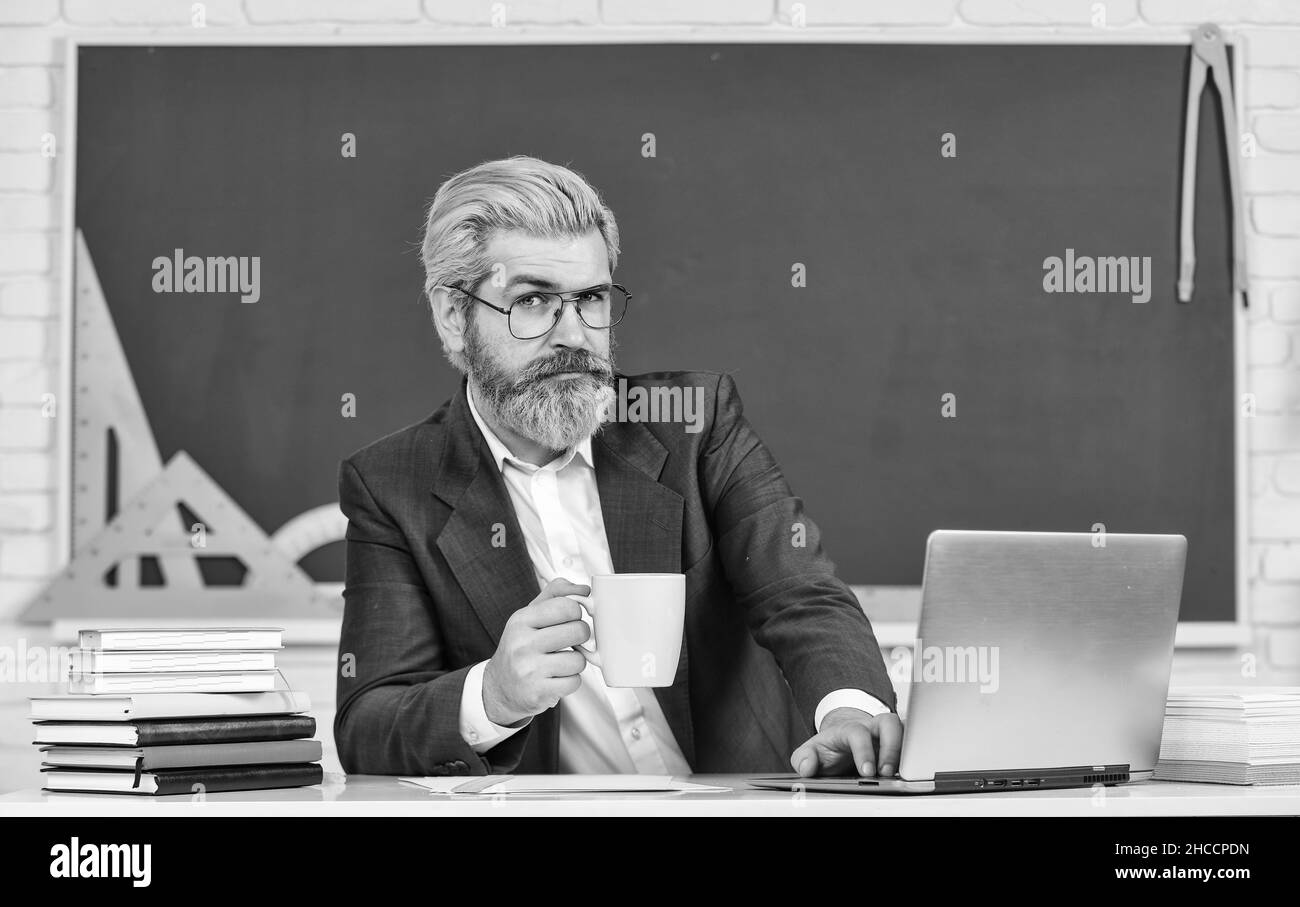 Enseignant enseignant le langage de programmation.Enseignant en classe.Regardez la vidéo pour un didacticiel étape par étape.Le beau homme utilise la technologie moderne.Numérique Banque D'Images