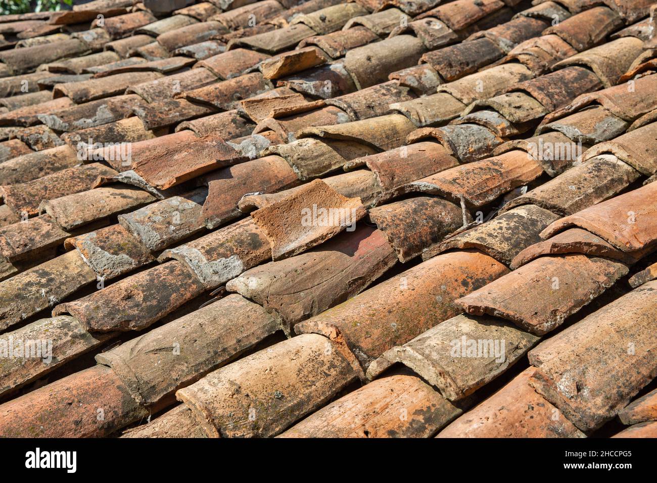 vieux carreau de toit en terre cuite abîmé Banque D'Images