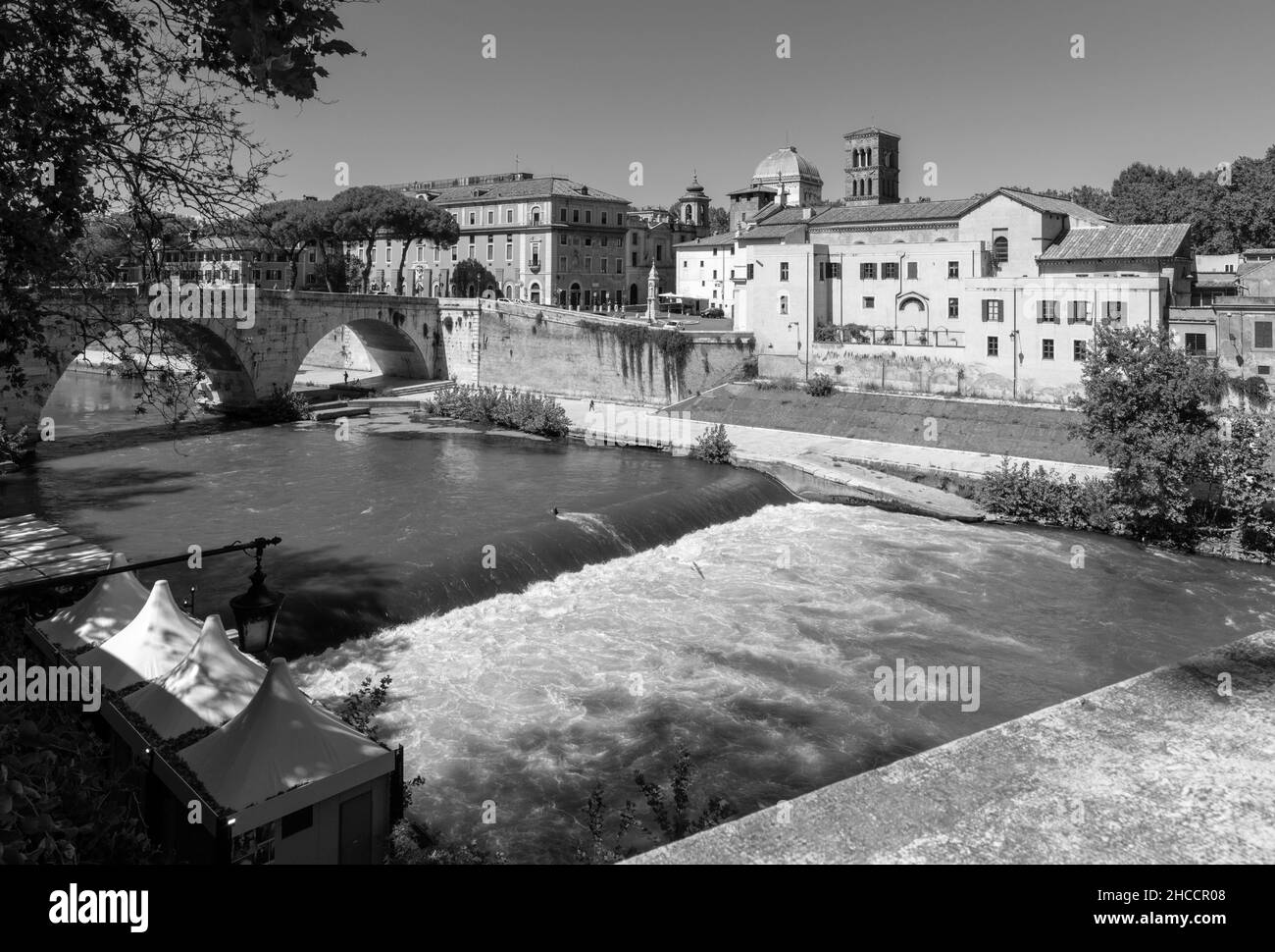 Rome - l'Isola Tiberiana - l'île Tibérienne avec le pont Ponte Cestio. Banque D'Images