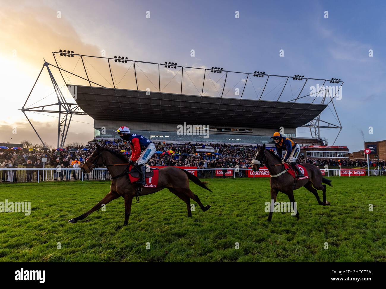 Kitty's Light criblé par le jockey William Kennedy et Kauto le Roi criblé par le jockey Sam Twiston-Davies se dirigeant vers le départ pendant le Play Ladbrokes 1-2-Free on football handicap Chase pendant le Desert Orchid Chase Day du Ladbrokes Christmas Festival à Kempton Park.Date de la photo: Lundi 27 décembre 2021. Banque D'Images