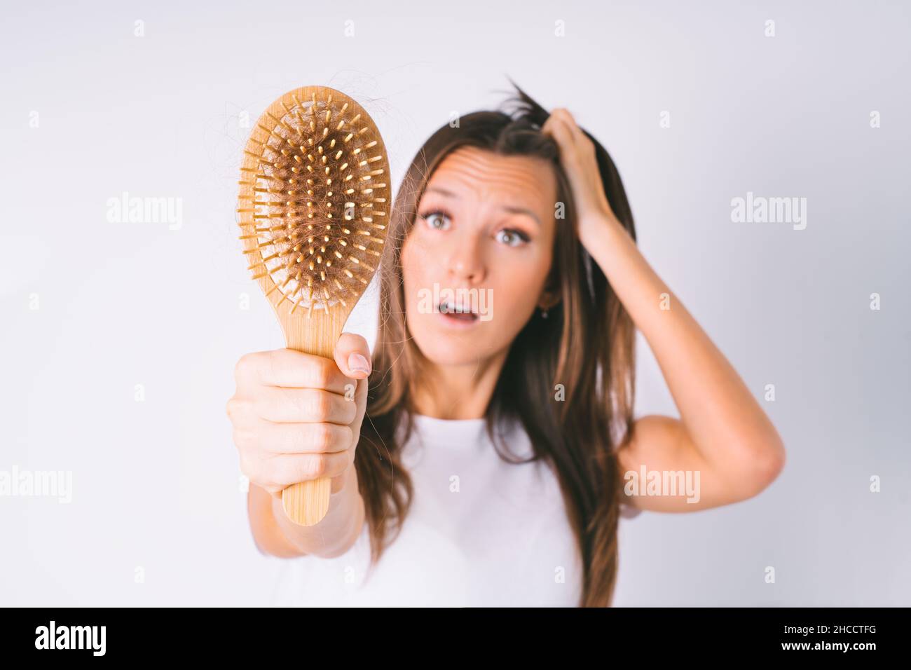 Femme avec une brosse à cheveux et cheveux abîmés.Problème de perte de cheveux.Chute des cheveux Banque D'Images