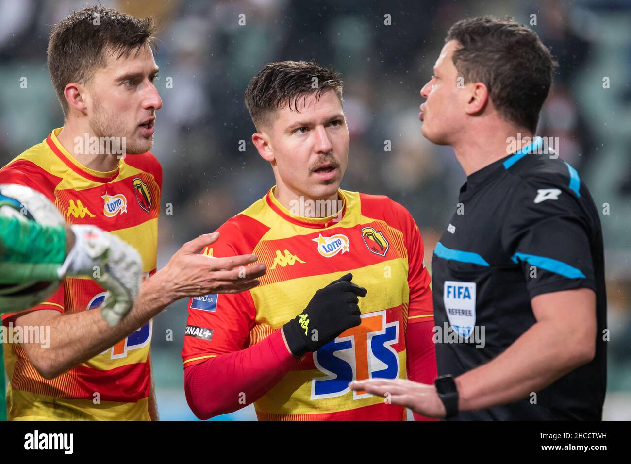 Varsovie, Pologne.28th novembre 2021.Taras Romanczuk (L), Tomas Prikryl (C) de Jagiellonia et arbitre Tomasz Musial (R) réagissent pendant le match de la Ligue PKO Ekstraklasa polonaise entre Legia Warszawa et Jagiellonia Bialystok au Maréchal Jozef Pilsudski Legia Warsaw Municipal Stadium.final; Legia 1:0 Jagellonia Bialystok.Crédit : SOPA Images Limited/Alamy Live News Banque D'Images