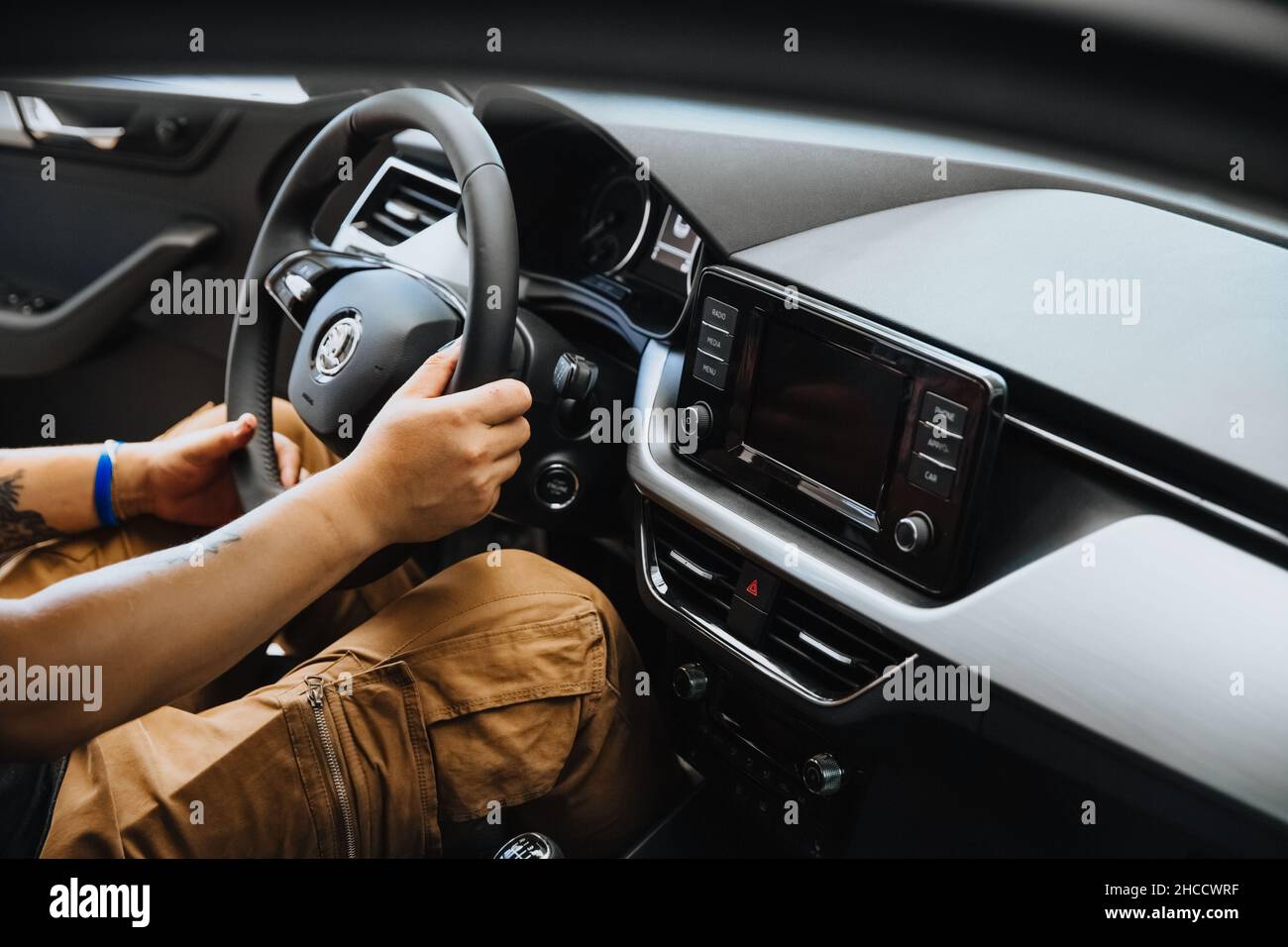 Zaporozhye,Ukraine- juillet 03 2020 : LA main d'un homme tient le volant d'une voiture. Banque D'Images