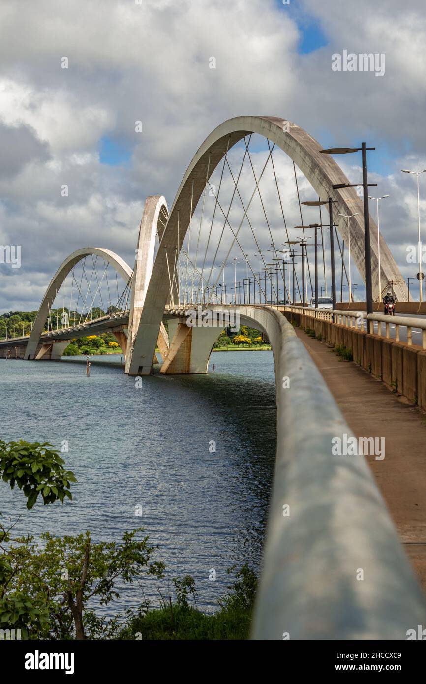 Brasilia, District fédéral, Brésil – 26 décembre 2021 : pont Justcelino Kubitschek, également connu sous le nom de pont JK. Banque D'Images