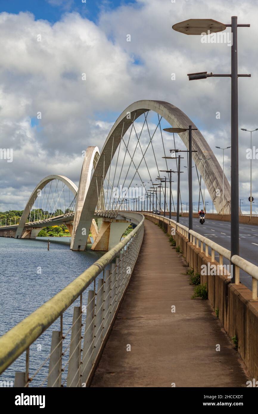 Brasilia, District fédéral, Brésil – 26 décembre 2021 : pont Justcelino Kubitschek, également connu sous le nom de pont JK. Banque D'Images