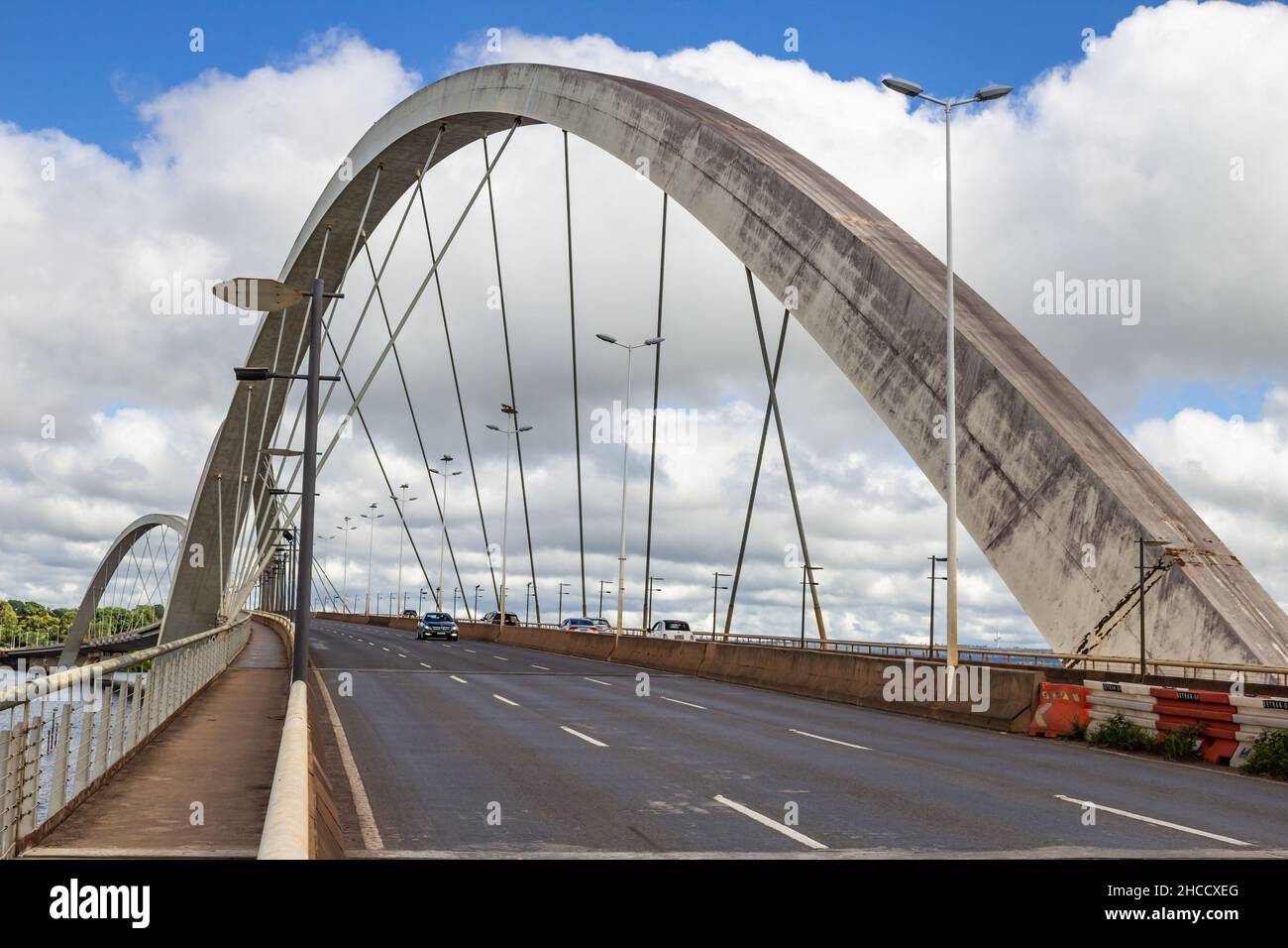 Brasilia, District fédéral, Brésil – 26 décembre 2021 : détail du pont Juscelino Kubitschek, également connu sous le nom de pont JK. Banque D'Images
