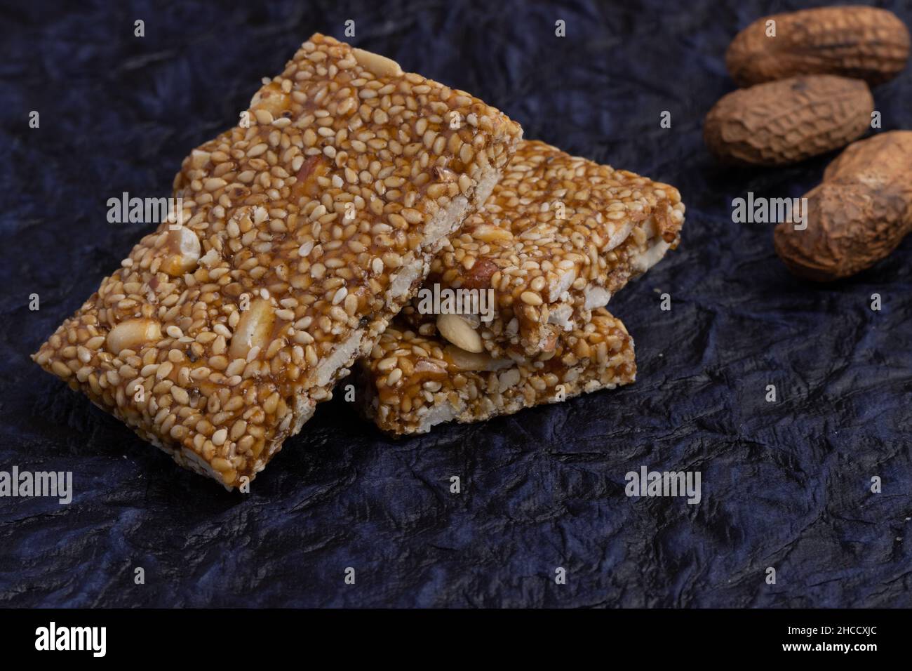 Sucreries ou Mithai pour Makar Sankranti Lohri Gajak également connu sous le nom de Gur Gajjak Gachak Til Patti Papdi Chikki est fait de jusqu'à la graine de sésame Jaggery Banque D'Images