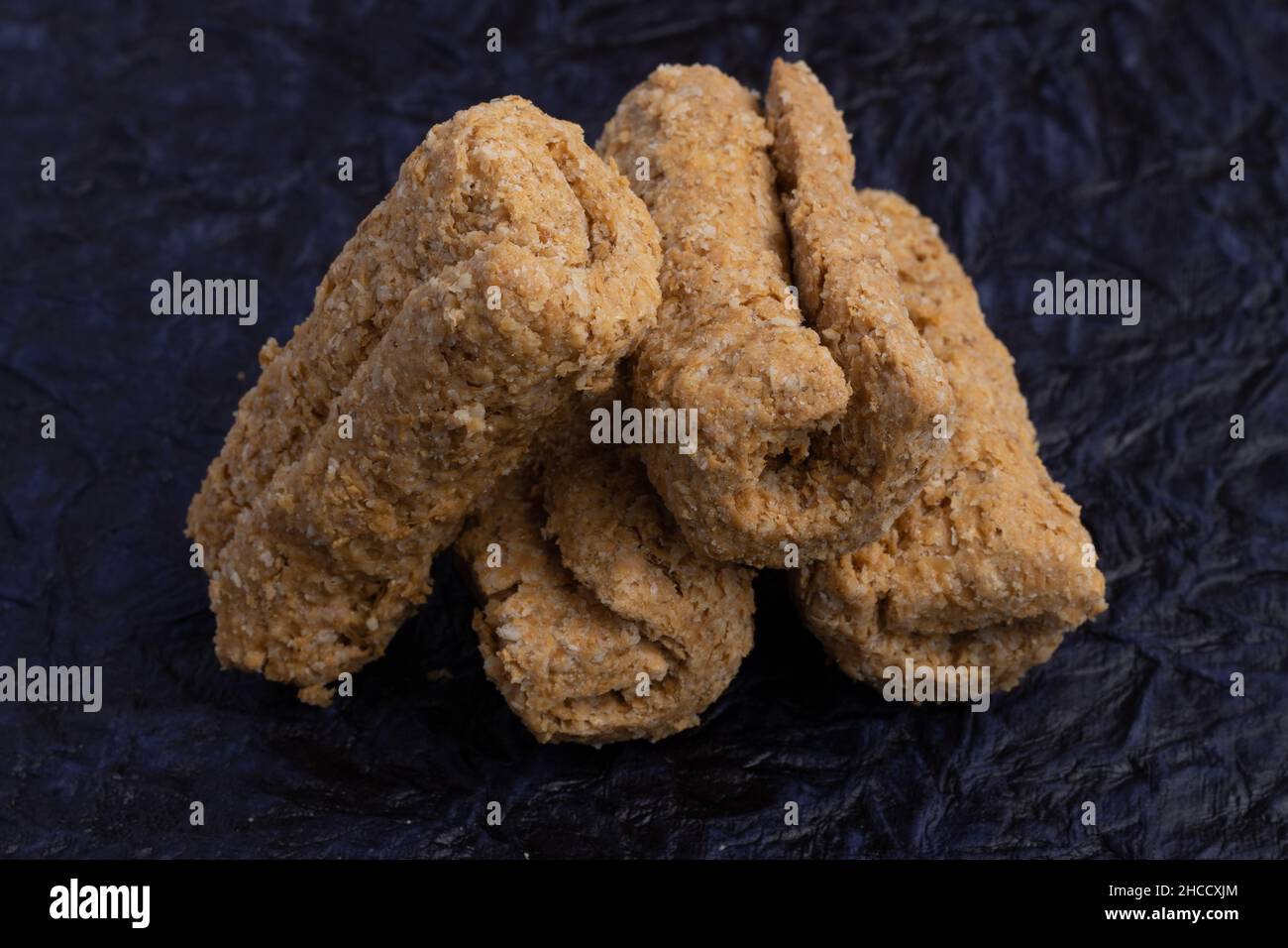Bonbons traditionnels indiens ou Mithai pour Makar Sankranti ou Lohri Gajak également connu sous le nom de Gur Gajjak Gachak fait de graines de sésame jusqu'à la jaggery Banque D'Images