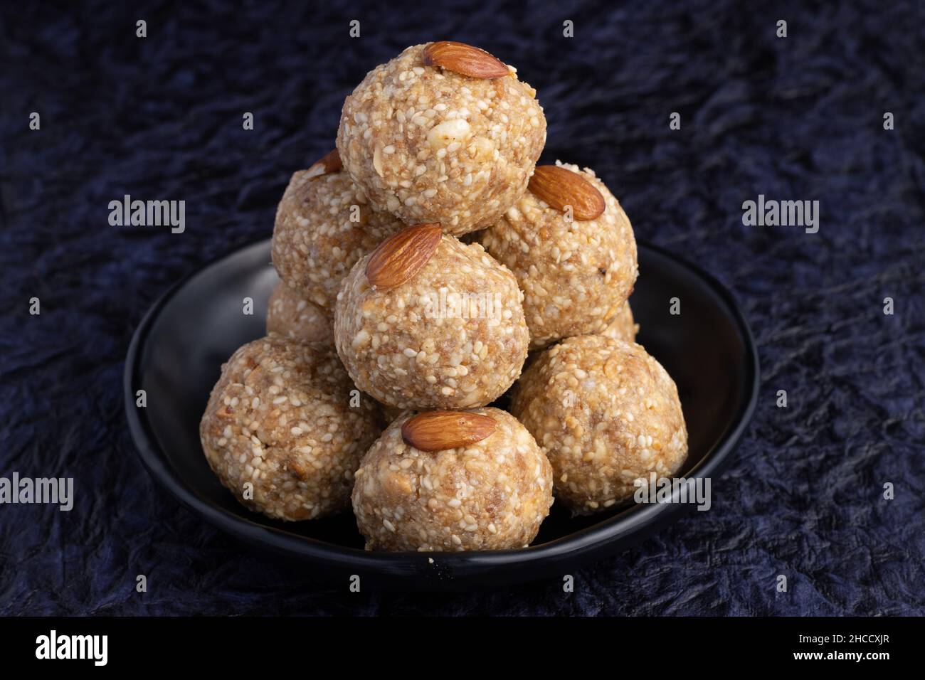 Délice d'hiver sucreries traditionnelles indiennes ou mithai avec des cerfs-volants pour Makar Sankranti Lohri Gajak également connu sous le nom de Gur Gajjak Gachak til ka laddu Banque D'Images