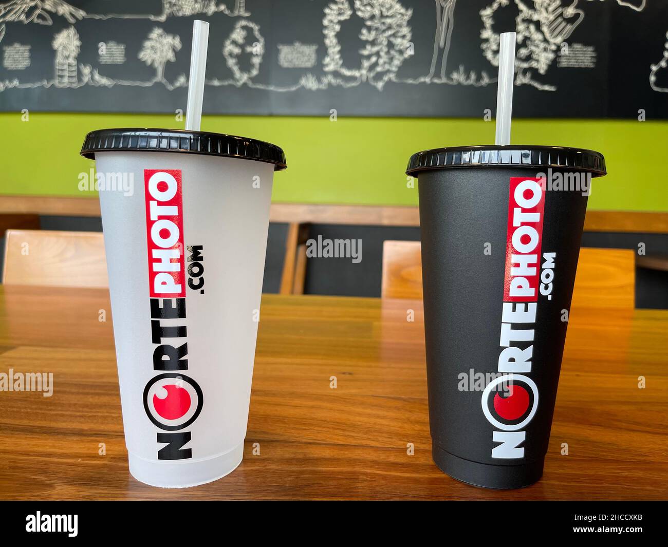 Tasses en plastique avec logo Norte photo en blanc, rouge et blanc sur une table en bois au café Starbucks (© photo:Luis Gutierrez / NortePhoto.com) Vasos de plastico con diseño del logotipo Norte photo en Blaco y blanco y rojo en una mesa de madera del café Starbucks (© photo: Luis Gutierrez / NortePhoto.com) Banque D'Images