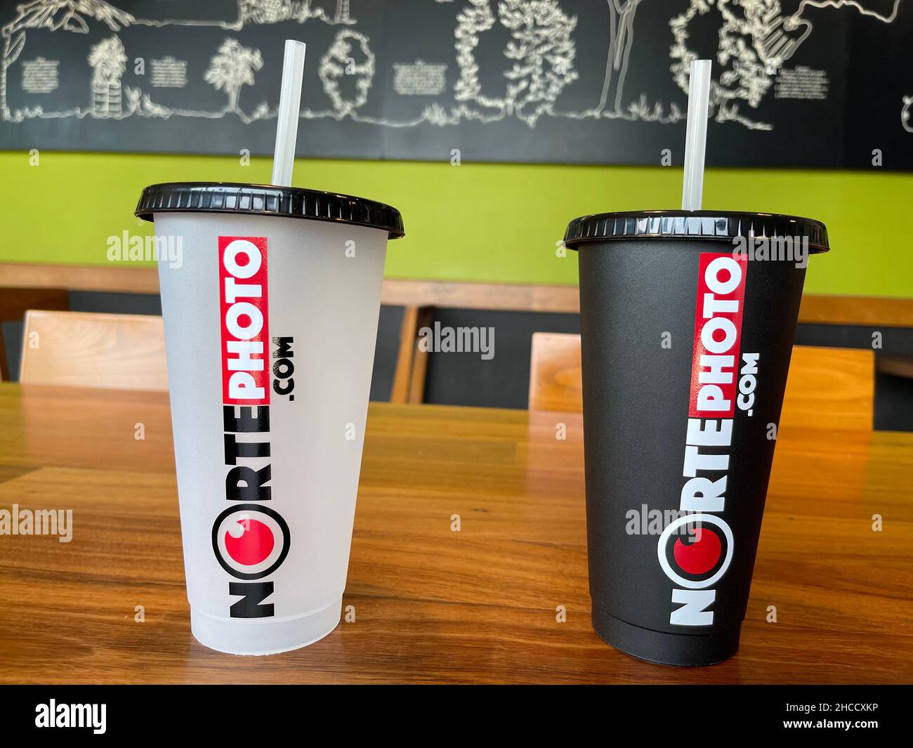 Tasses en plastique avec logo Norte photo en blanc, rouge et blanc sur une table en bois au café Starbucks (© photo:Luis Gutierrez / NortePhoto.com) Vasos de plastico con diseño del logotipo Norte photo en Blaco y blanco y rojo en una mesa de madera del café Starbucks (© photo: Luis Gutierrez / NortePhoto.com) Banque D'Images
