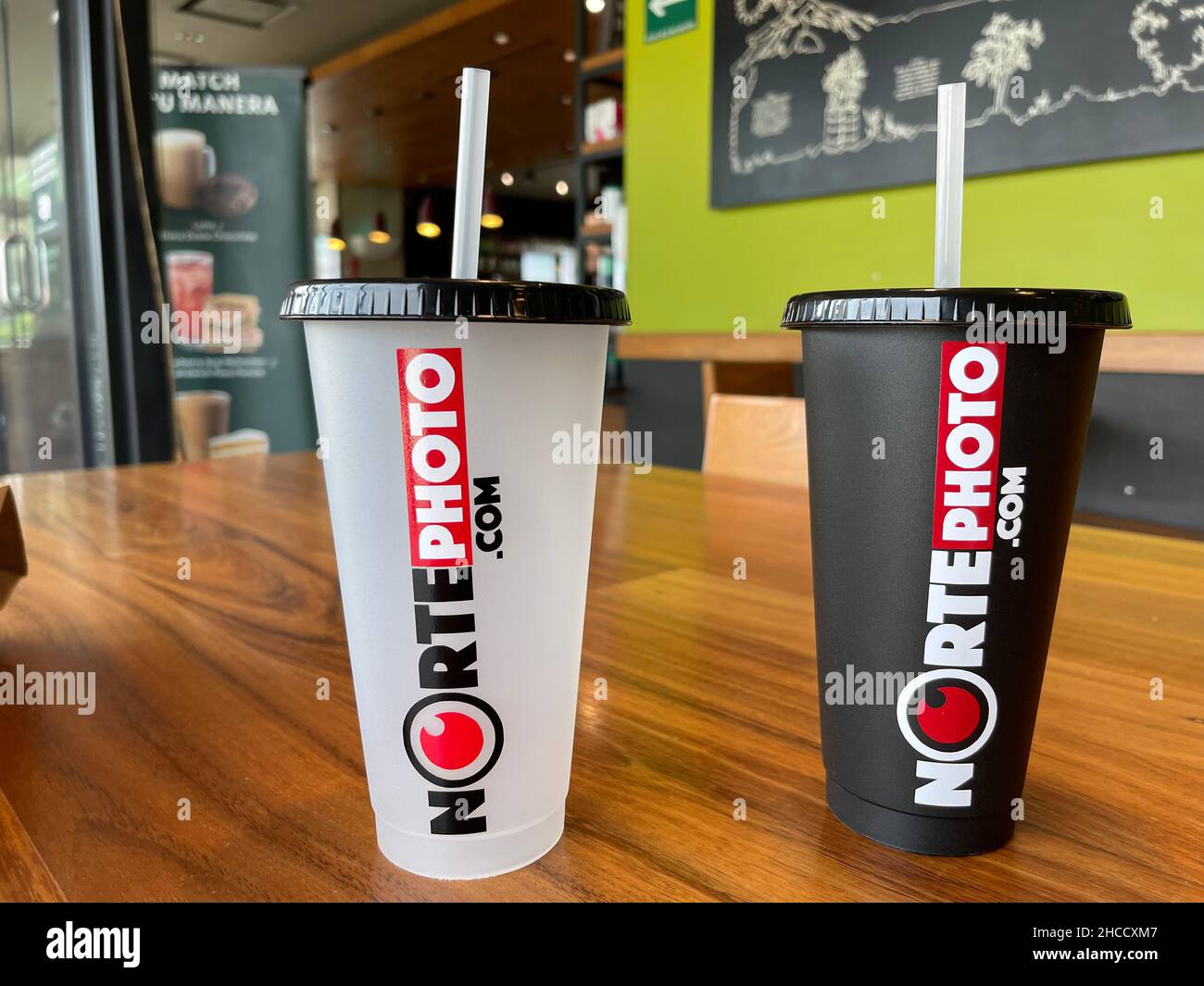 Tasses en plastique avec logo Norte photo en blanc, rouge et blanc sur une table en bois au café Starbucks (© photo:Luis Gutierrez / NortePhoto.com) Vasos de plastico con diseño del logotipo Norte photo en Blaco y blanco y rojo en una mesa de madera del café Starbucks (© photo: Luis Gutierrez / NortePhoto.com) Banque D'Images
