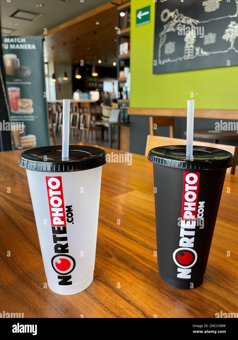 Tasses en plastique avec logo Norte photo en blanc, rouge et blanc sur une table en bois au café Starbucks (© photo:Luis Gutierrez / NortePhoto.com) Vasos de plastico con diseño del logotipo Norte photo en Blaco y blanco y rojo en una mesa de madera del café Starbucks (© photo: Luis Gutierrez / NortePhoto.com) Banque D'Images