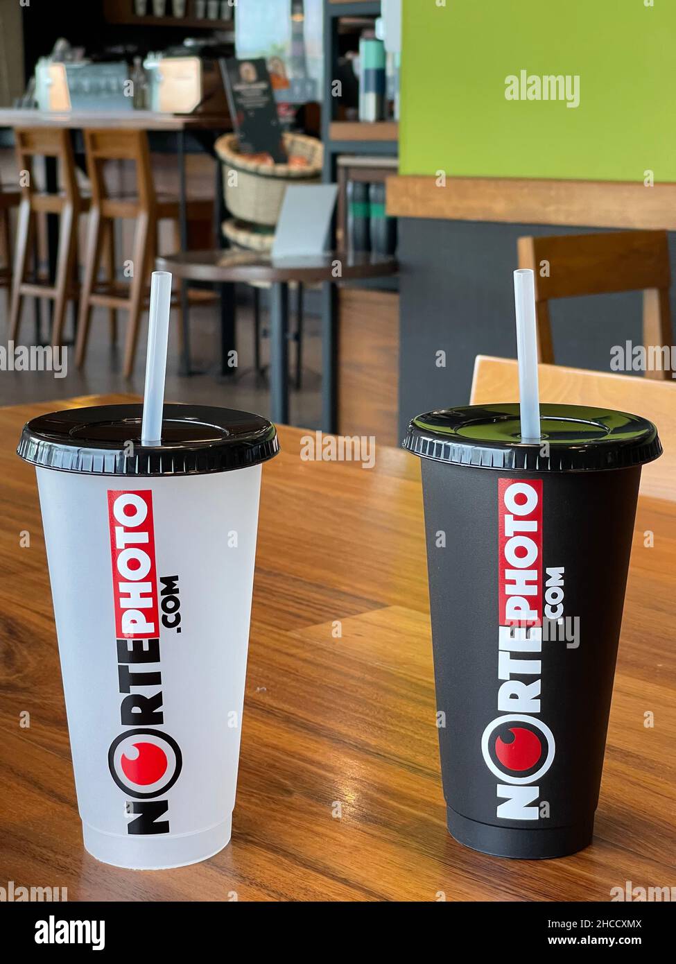 Tasses en plastique avec logo Norte photo en blanc, rouge et blanc sur une table en bois au café Starbucks (© photo:Luis Gutierrez / NortePhoto.com) Vasos de plastico con diseño del logotipo Norte photo en Blaco y blanco y rojo en una mesa de madera del café Starbucks (© photo: Luis Gutierrez / NortePhoto.com) Banque D'Images