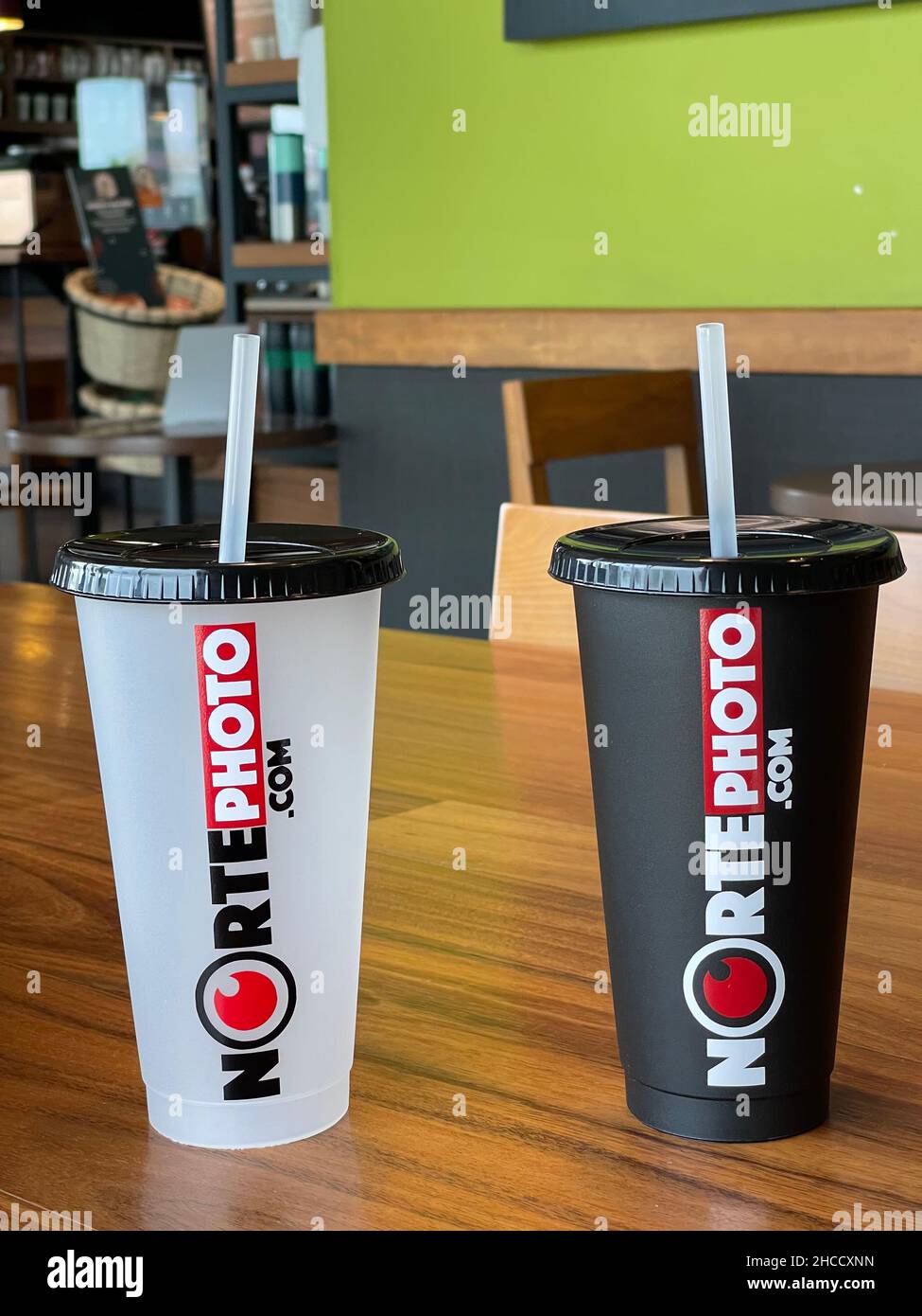 Tasses en plastique avec logo Norte photo en blanc, rouge et blanc sur une table en bois au café Starbucks (© photo:Luis Gutierrez / NortePhoto.com) Vasos de plastico con diseño del logotipo Norte photo en Blaco y blanco y rojo en una mesa de madera del café Starbucks (© photo: Luis Gutierrez / NortePhoto.com) Banque D'Images