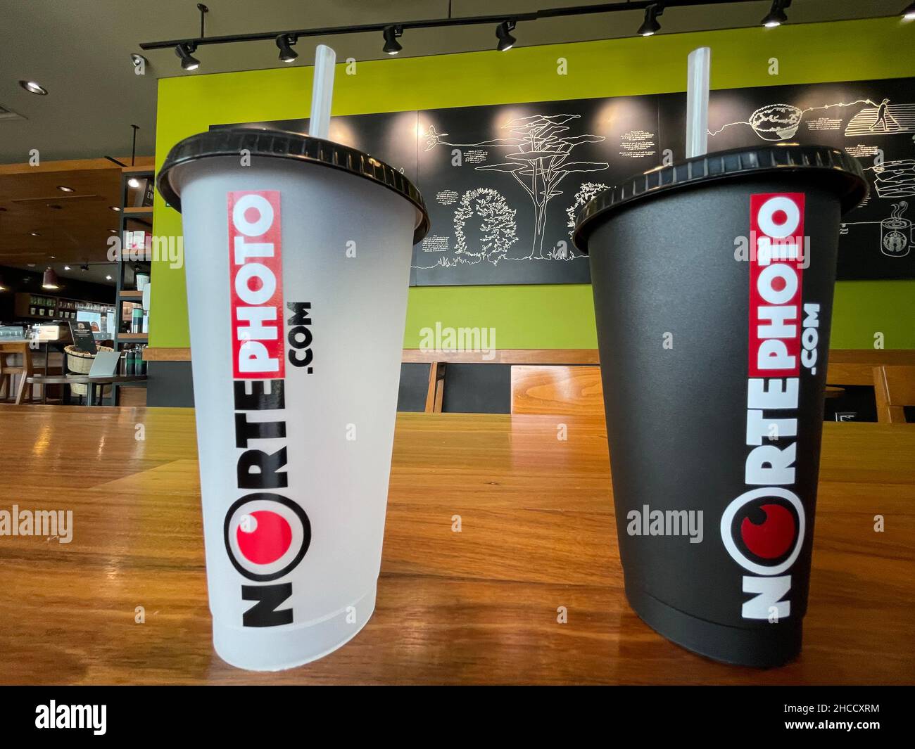 Tasses en plastique avec logo Norte photo en blanc, rouge et blanc sur une table en bois au café Starbucks (© photo:Luis Gutierrez / NortePhoto.com) Vasos de plastico con diseño del logotipo Norte photo en Blaco y blanco y rojo en una mesa de madera del café Starbucks (© photo: Luis Gutierrez / NortePhoto.com) Banque D'Images