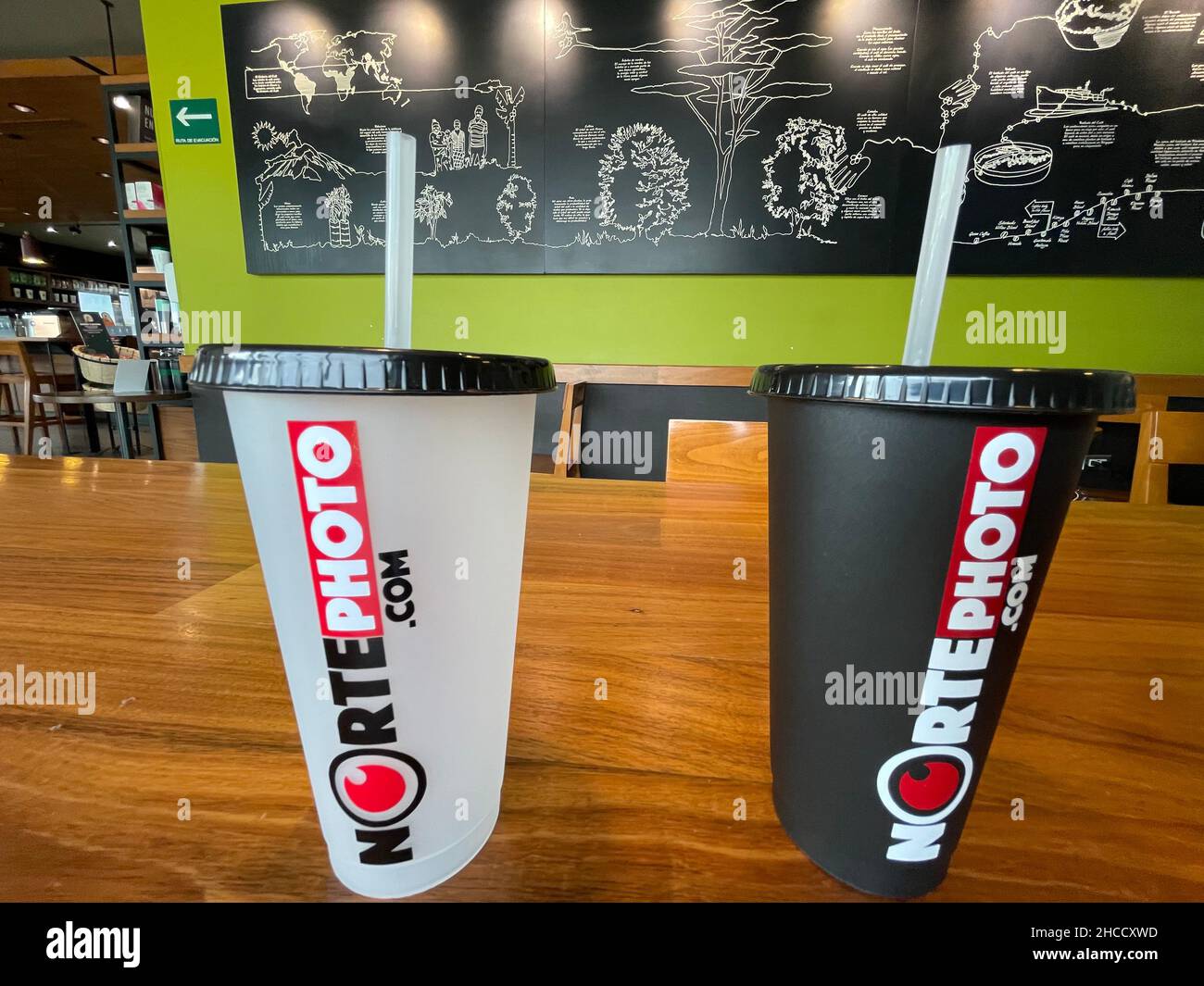 Tasses en plastique avec logo Norte photo en blanc, rouge et blanc sur une table en bois au café Starbucks (© photo:Luis Gutierrez / NortePhoto.com) Vasos de plastico con diseño del logotipo Norte photo en Blaco y blanco y rojo en una mesa de madera del café Starbucks (© photo: Luis Gutierrez / NortePhoto.com) Banque D'Images