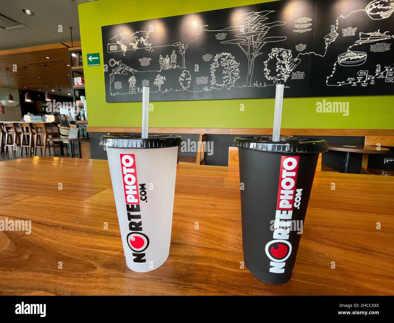 Tasses en plastique avec logo Norte photo en blanc, rouge et blanc sur une table en bois au café Starbucks (© photo:Luis Gutierrez / NortePhoto.com) Vasos de plastico con diseño del logotipo Norte photo en Blaco y blanco y rojo en una mesa de madera del café Starbucks (© photo: Luis Gutierrez / NortePhoto.com) Banque D'Images