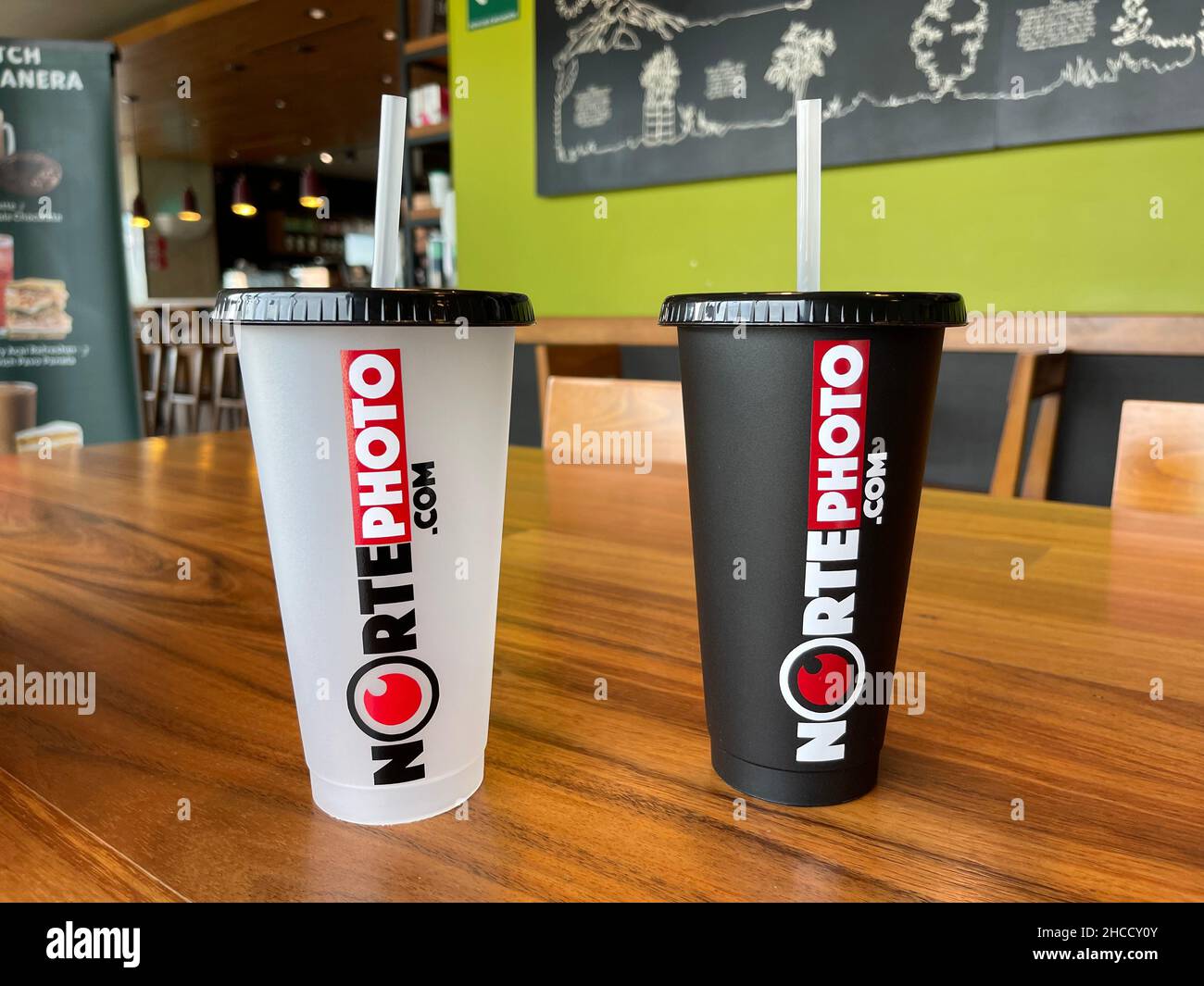 Tasses en plastique avec logo Norte photo en blanc, rouge et blanc sur une table en bois au café Starbucks (© photo:Luis Gutierrez / NortePhoto.com) Vasos de plastico con diseño del logotipo Norte photo en Blaco y blanco y rojo en una mesa de madera del café Starbucks (© photo: Luis Gutierrez / NortePhoto.com) Banque D'Images