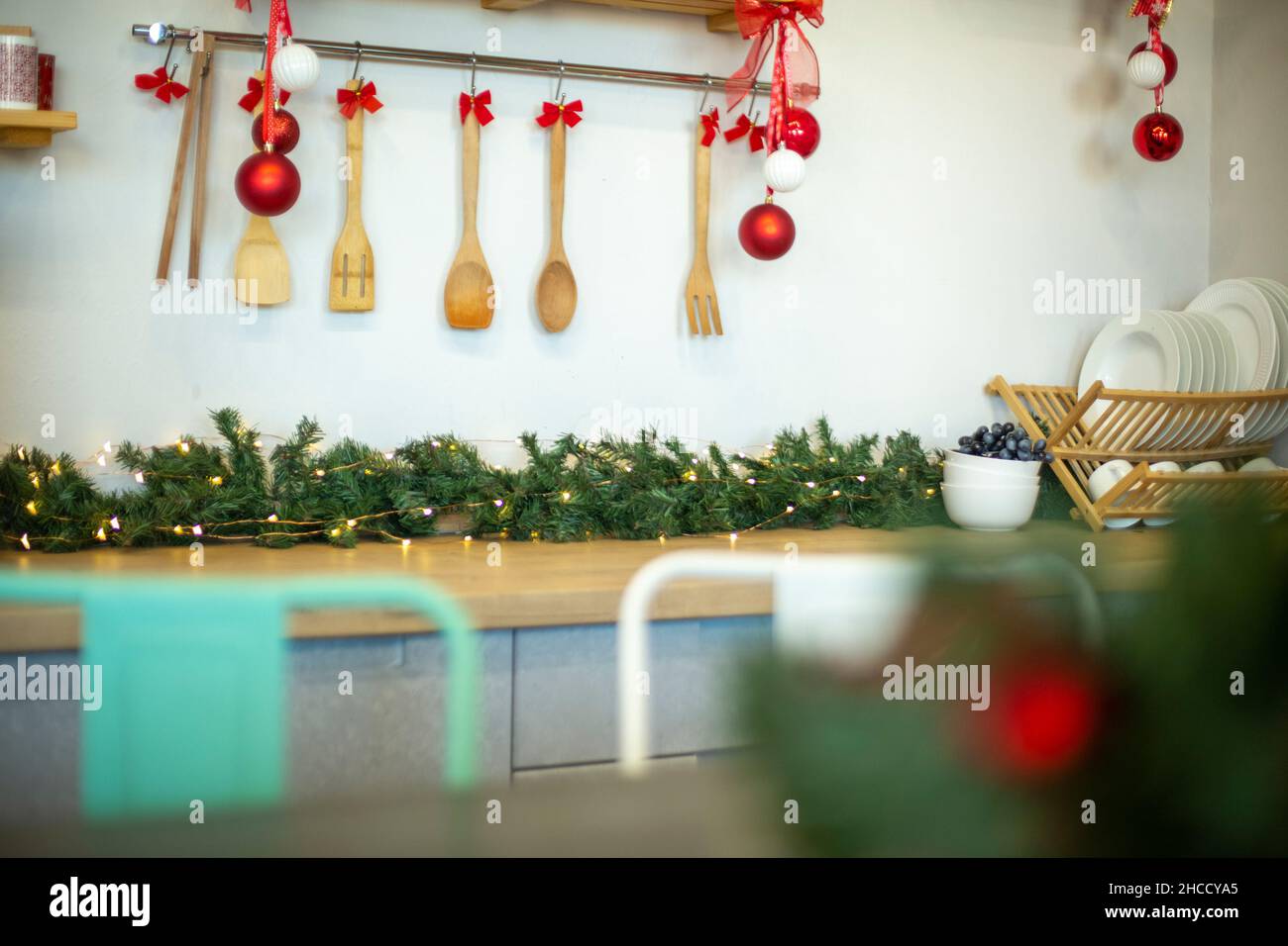 Cuisine en bois comptoir avec plaque de cuisson et ustensiles de cuisine décorés pour les vacances d'hiver nouvel an noël Banque D'Images