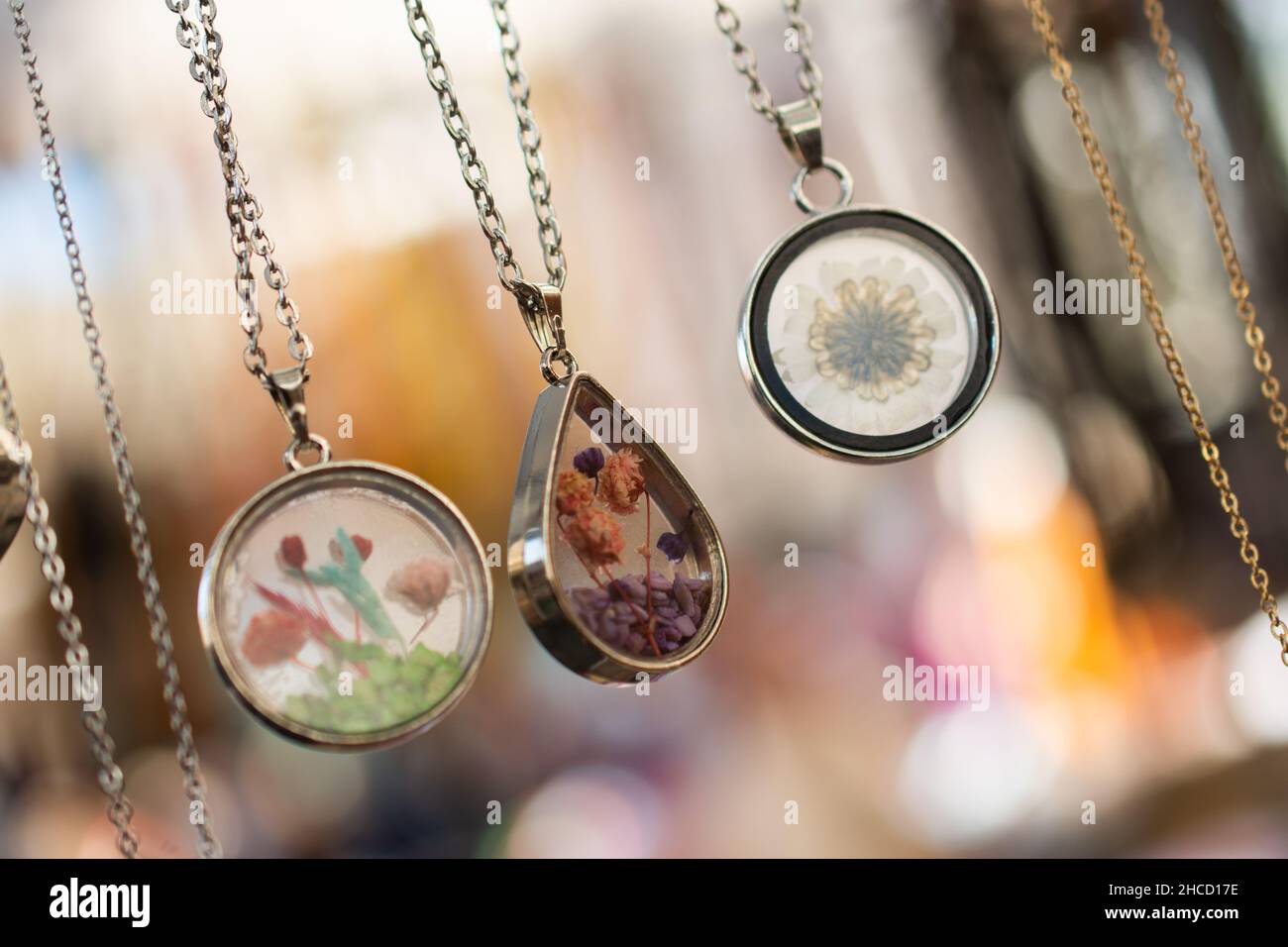 Mise au point sélective de colliers avec pendentifs Banque D'Images