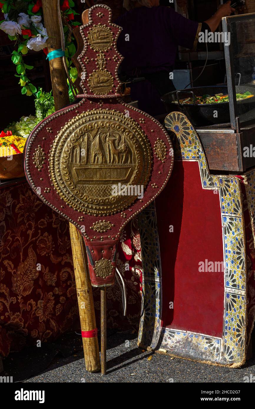 Photographie en extérieur d'un grand soufflet décoratif avec des ornements de style arabe dans un coin d'une cuisine arabe Banque D'Images