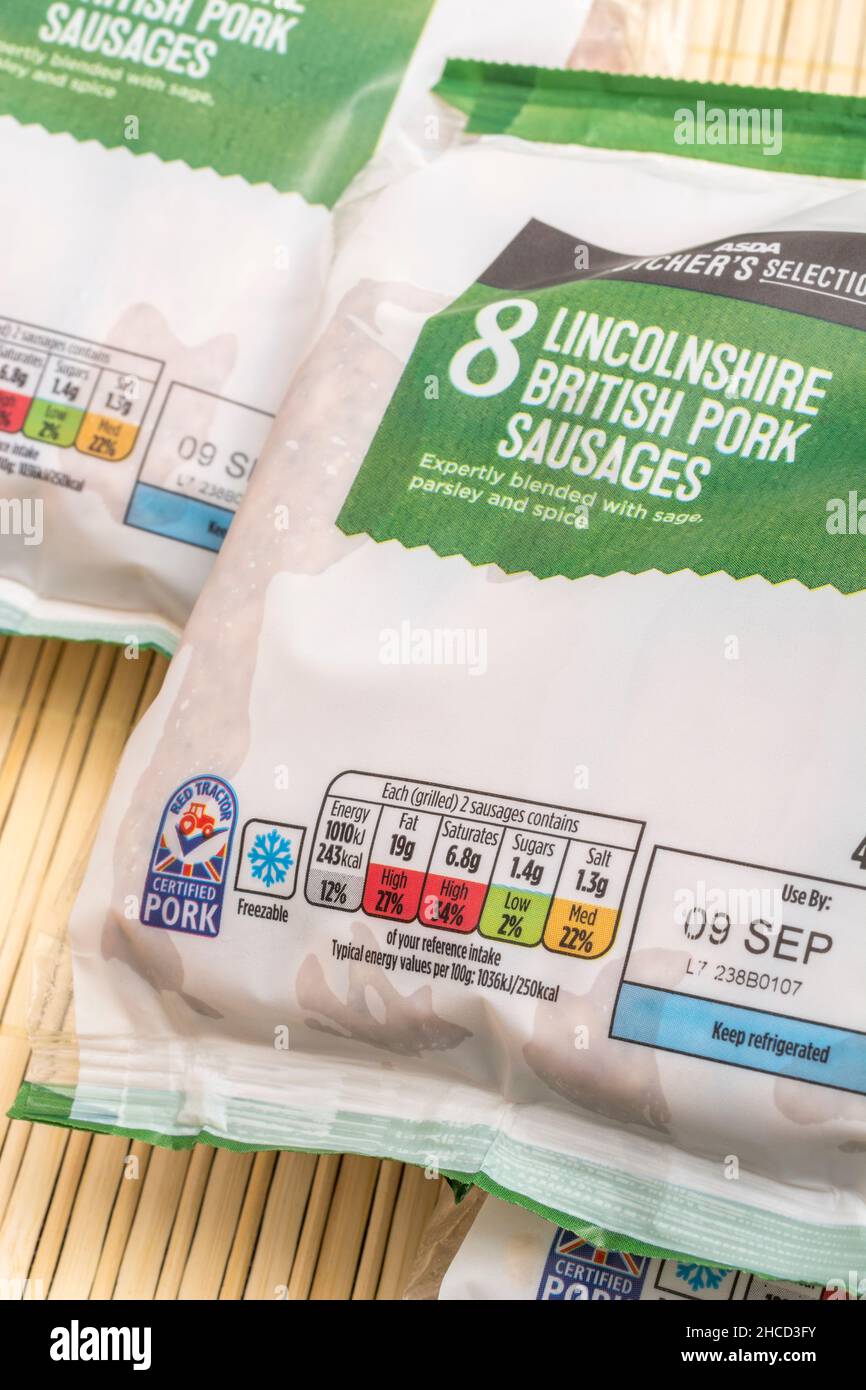 Étiquette rouge de tracteur sur le paquet de saucisses Lincolnshire du supermarché ASDA. Pour l'étiquetage des informations alimentaires, l'emballage en plastique, le symbole du congélateur. Banque D'Images