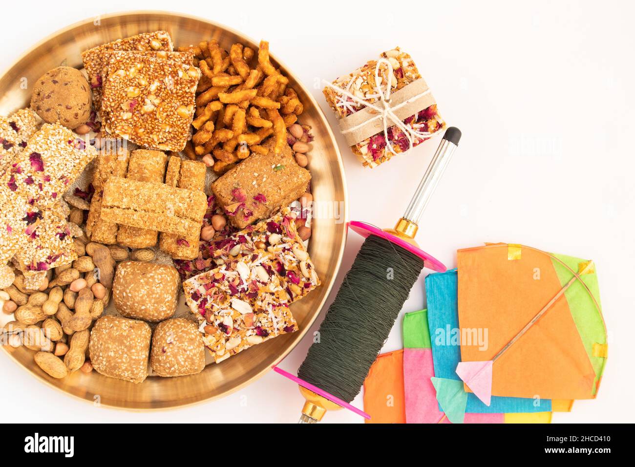 Festival de la moisson célébré comme Makar Sankranti, Lohri, Uttarayan, Maghi, Poush Sankranthi,Magh Bihu avec Sesame Sweet viz. Tilgul, Til Mithai, Gajak Banque D'Images